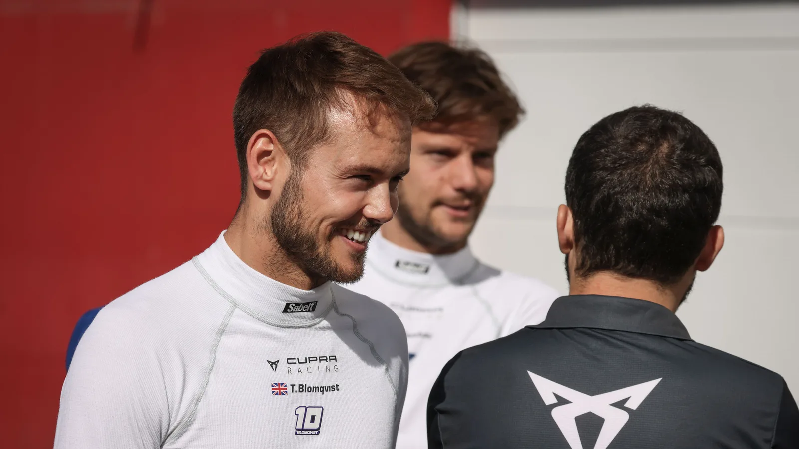 Том Бломквист на пистата в Золдер през 2022 г. с тогавашния екип на Cupra Racing — архивна снимка, не от квалификацията за „Пти Льо Ман“ 2026. EKSRX / Wikimedia Commons, CC BY 2.0; изрязана до 16:9. Оригинал: https://commons.wikimedia.org/wiki/File:2022_ETCR_-_RD4_-_Zolder_(52256279933).jpg ; лиценз: https://creativecommons.org/licenses/by/2.0/