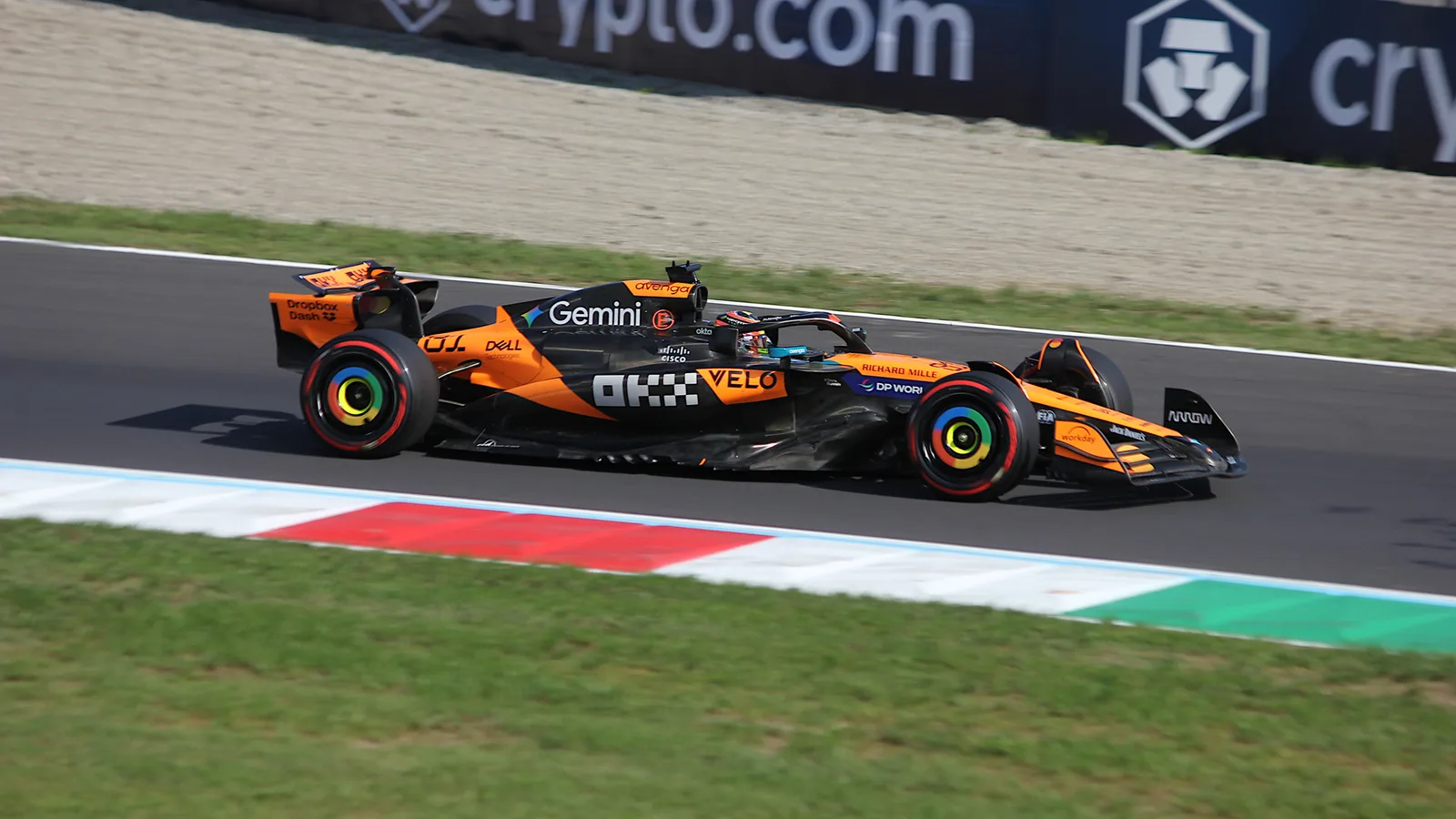 Архив: Оскар Пиастри с McLaren MCL39 в квалификацията за Гран при на Италия, 6 септември 2025 г.; не е кадър на MCL40 от Мексико или Остин 2026. Eustace Bagge / Wikimedia Commons, CC BY 4.0. Изрязано и оразмерено до 16:9 без AI редакция. https://commons.wikimedia.org/wiki/File:Oscar_Piastri_2025_Italian_Grand_Prix_qualifying.jpg ; https://creativecommons.org/licenses/by/4.0/