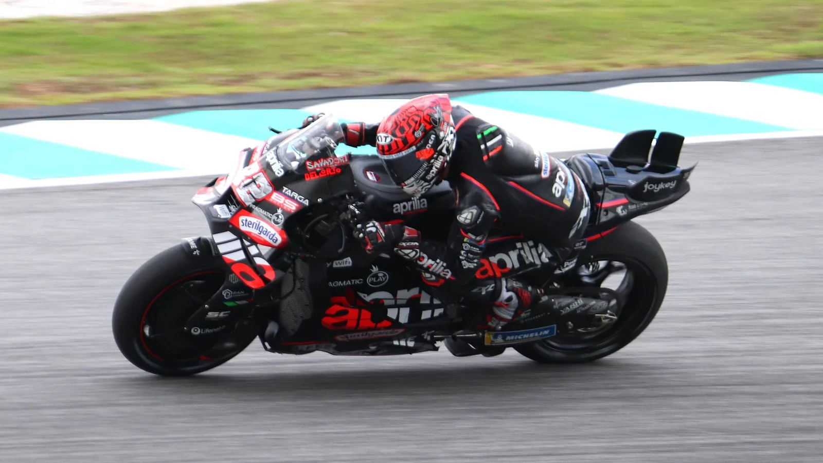Лоренцо Савадори с мотоциклет Aprilia RS-GP на Гран при на Малайзия през 2025 г. — архивен кадър, не от Мотеги 2026 и не от теста на твърдата гума. Liauzh / Wikimedia Commons, CC BY-SA 4.0; оригинал: https://commons.wikimedia.org/wiki/File:MotoGP_2025_Malaysian_Grand_Prix_-_Aprilia_Racing_-_Lorenzo_Savadori.jpg ; лиценз: https://creativecommons.org/licenses/by-sa/4.0/ ; изрязана до 16:9, производното изображение е под CC BY-SA 4.0.