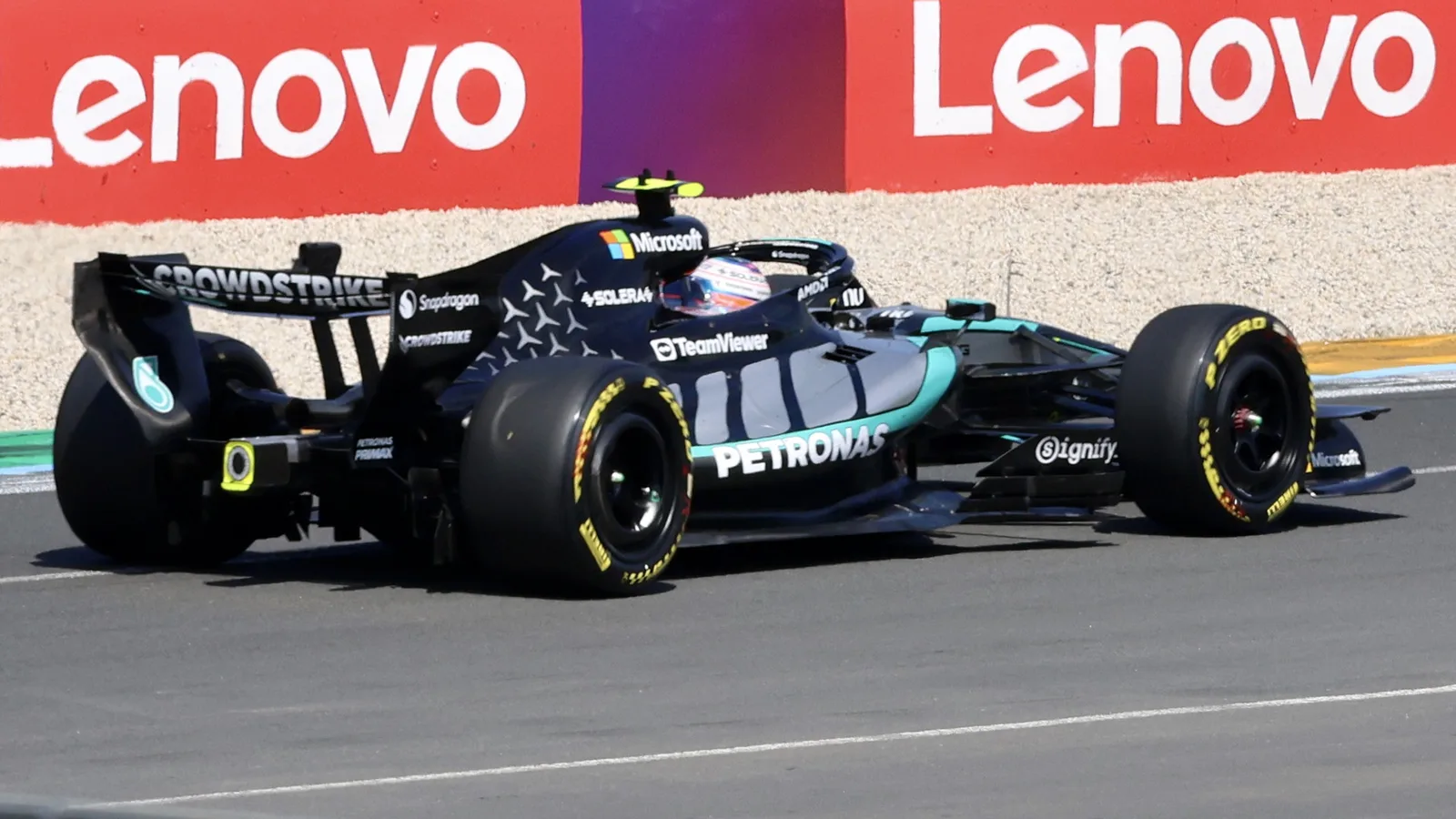Болидът Mercedes W17 на Кими Антонели по време на тренировка за Гран при на Австралия през март 2026 г. — архивен кадър, не от Сингапур. Yu Chu Chin / Wikimedia Commons, CC BY-SA 4.0; оригинал: https://commons.wikimedia.org/wiki/File:Mercedes-AMG_F1_W17_E_Performance_of_Andrea_Kimi_Antonelli_(028A8052).jpg ; лиценз: https://creativecommons.org/licenses/by-sa/4.0/ ; изрязано до 16:9, производното изображение остава под CC BY-SA 4.0.