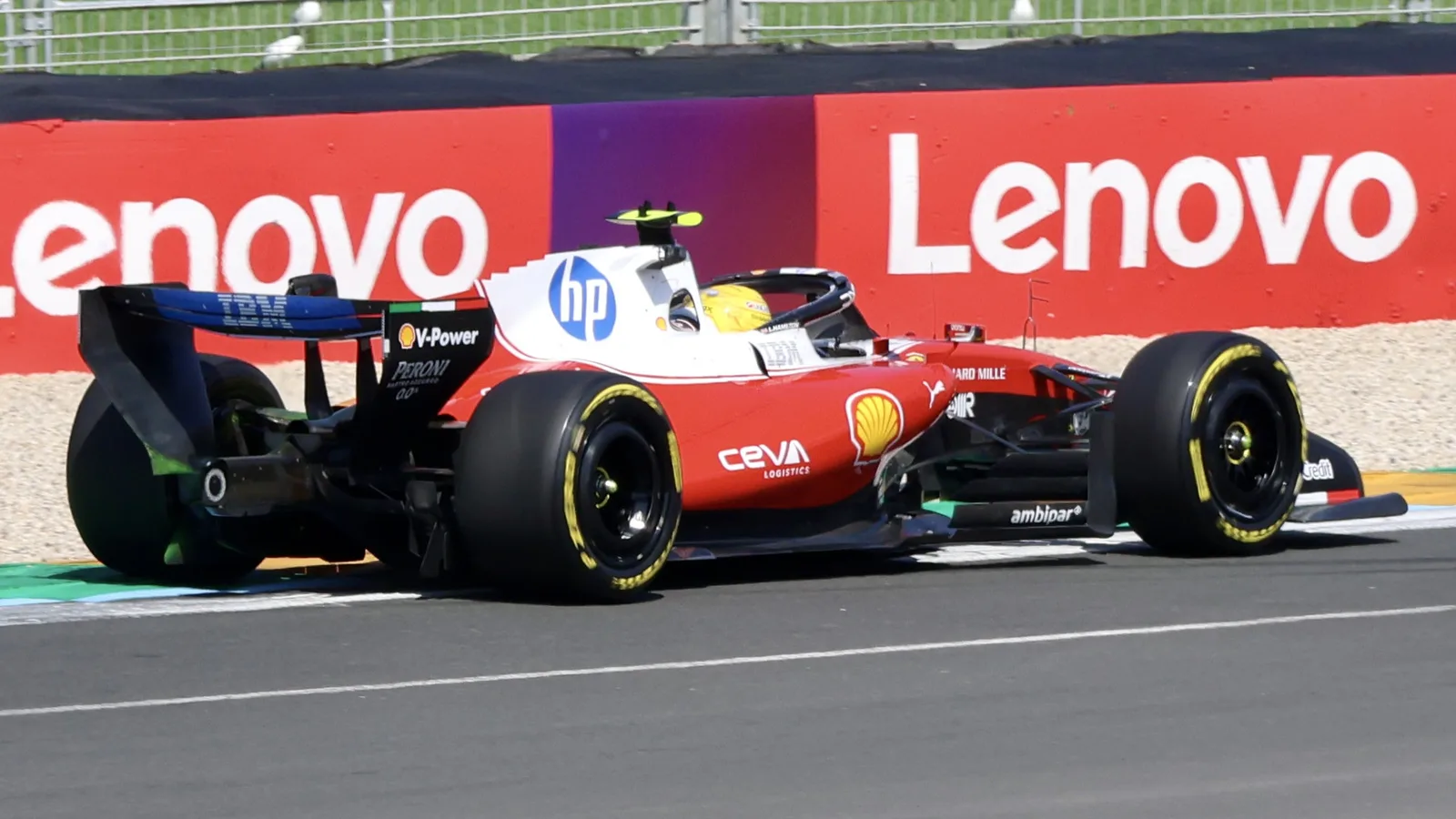Архив: Люис Хамилтън с Ferrari SF-26 в свободната тренировка за Гран при на Австралия, 6 март 2026 г.; не е кадър от Остин. Yu Chu Chin / Wikimedia Commons, CC BY-SA 4.0. Изрязано и оразмерено до 16:9 без AI редакция; адаптация под същия лиценз. Оригинал: https://commons.wikimedia.org/wiki/File:Ferrari_SF-26_of_Lewis_Hamilton_(028A8067).jpg ; лиценз: https://creativecommons.org/licenses/by-sa/4.0/
