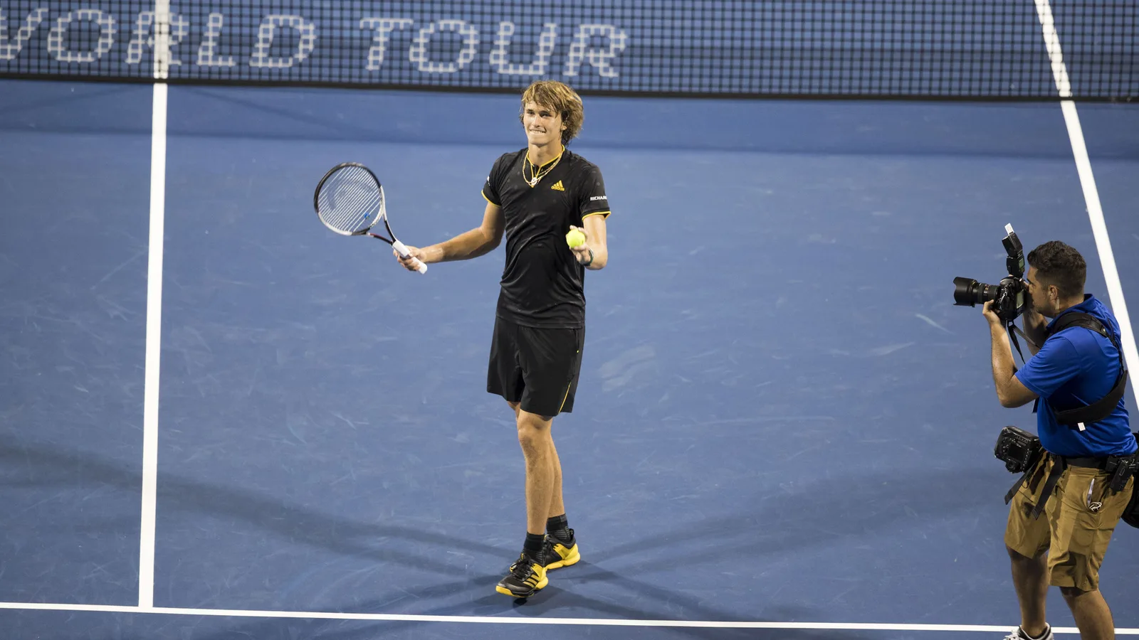 Александър Зверев на твърд корт по време на Citi Open във Вашингтон през август 2017 г. — архивен кадър, не от мача с Кентен Алис в Шанхай. Keith Allison / Wikimedia Commons, CC BY-SA 2.0; оригинал: https://commons.wikimedia.org/wiki/File:2017_Citi_Open_Tennis_Alexander_Zverev_(36176394032).jpg ; лиценз: https://creativecommons.org/licenses/by-sa/2.0/ ; изрязано до 16:9, производната версия е под CC BY-SA 2.0.