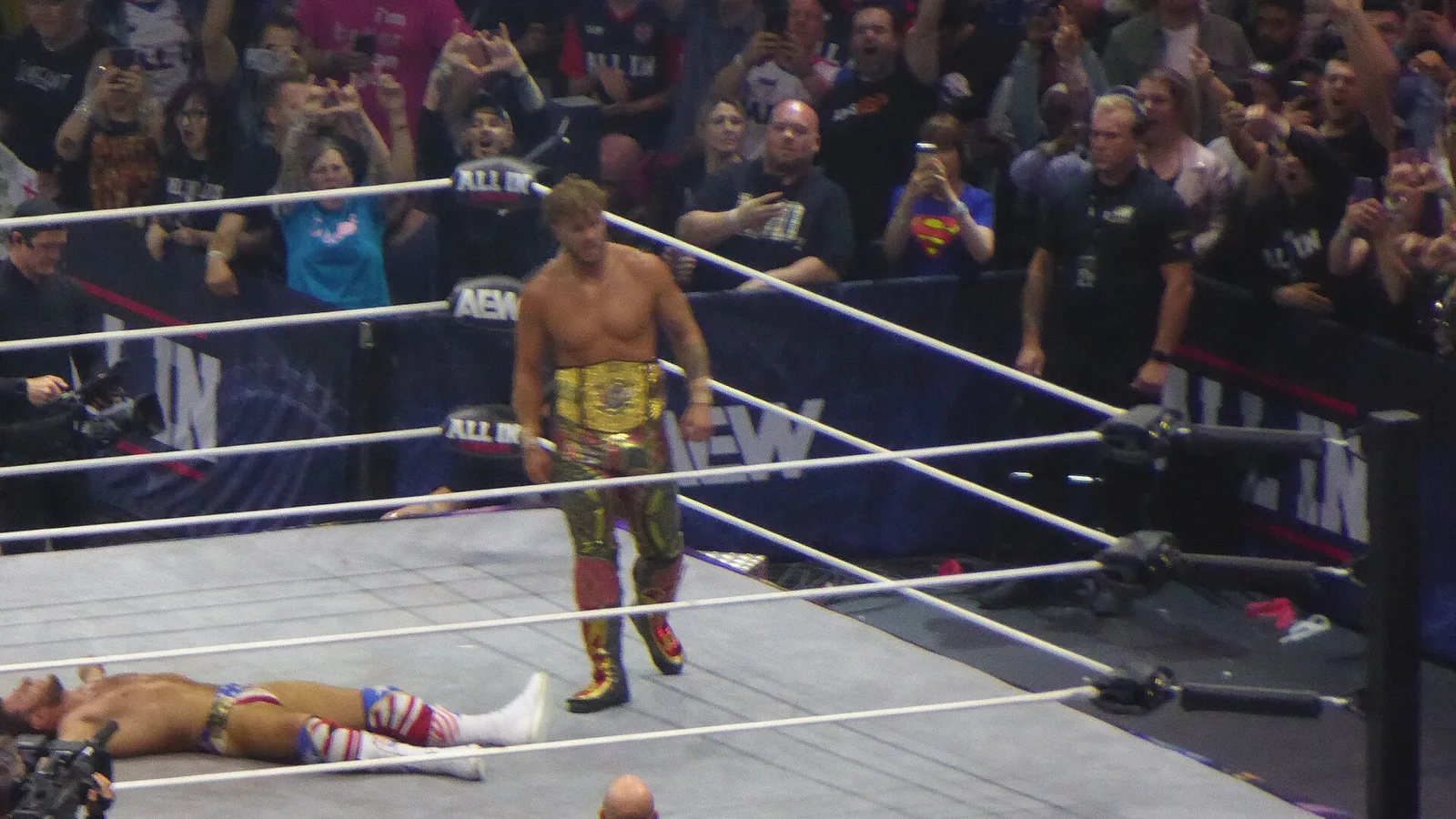 Архив: Уил Оспрей на ринга на AEW All In през 2024 г.; не е кадър от шоуто в Париж или мач срещу Казучика Окада.