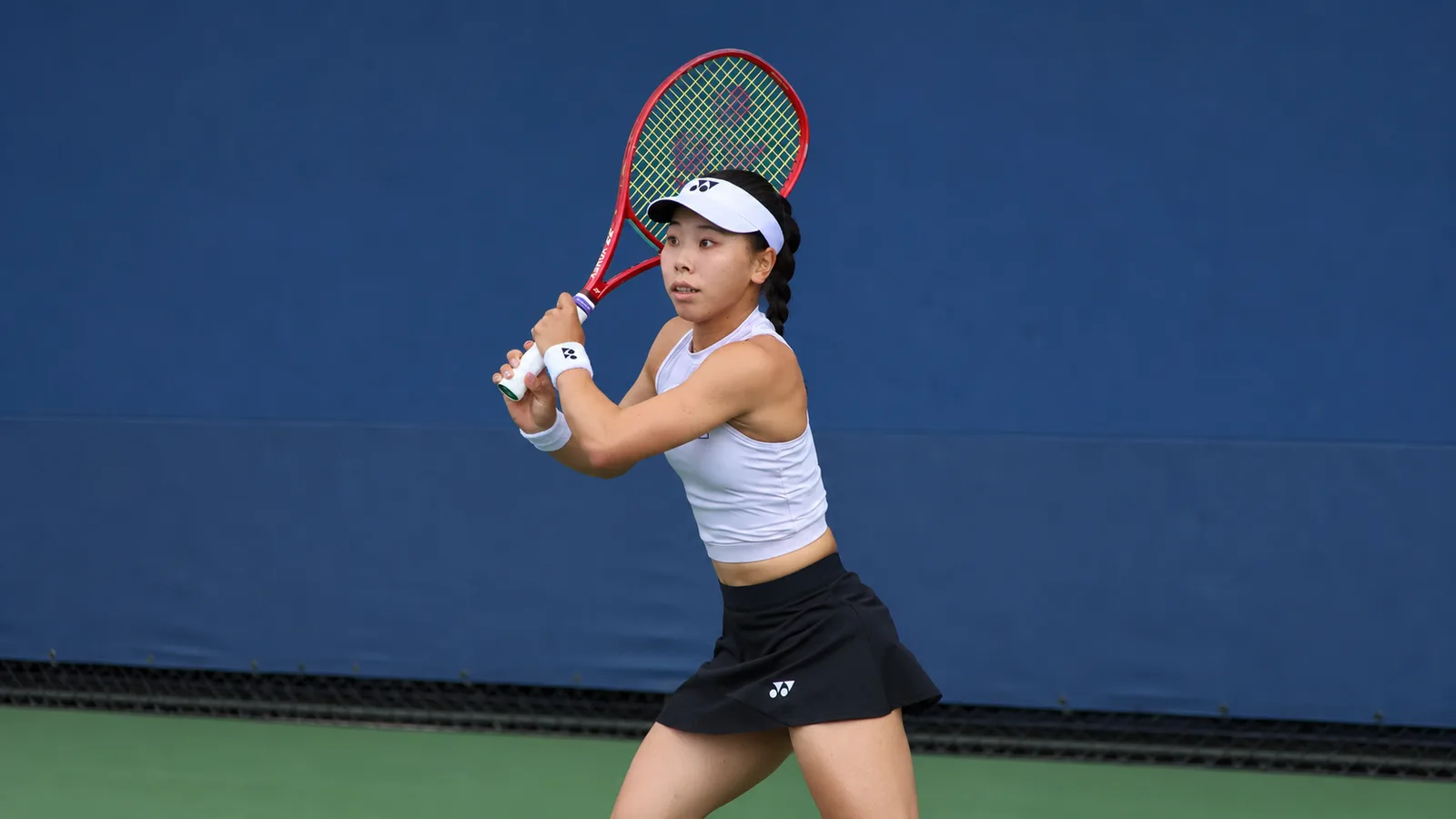 Химено Сакацуме на корта на US Open през август 2026 г. — архивна редакционна илюстрация, не от мача в Самсун. Оригинална снимка: Hameltion / Wikimedia Commons, CC BY-SA 4.0; https://commons.wikimedia.org/wiki/File:Himeno_Sakatsume_(2026_US_Open)_02.jpg; редактирано и разширено до 16:9.