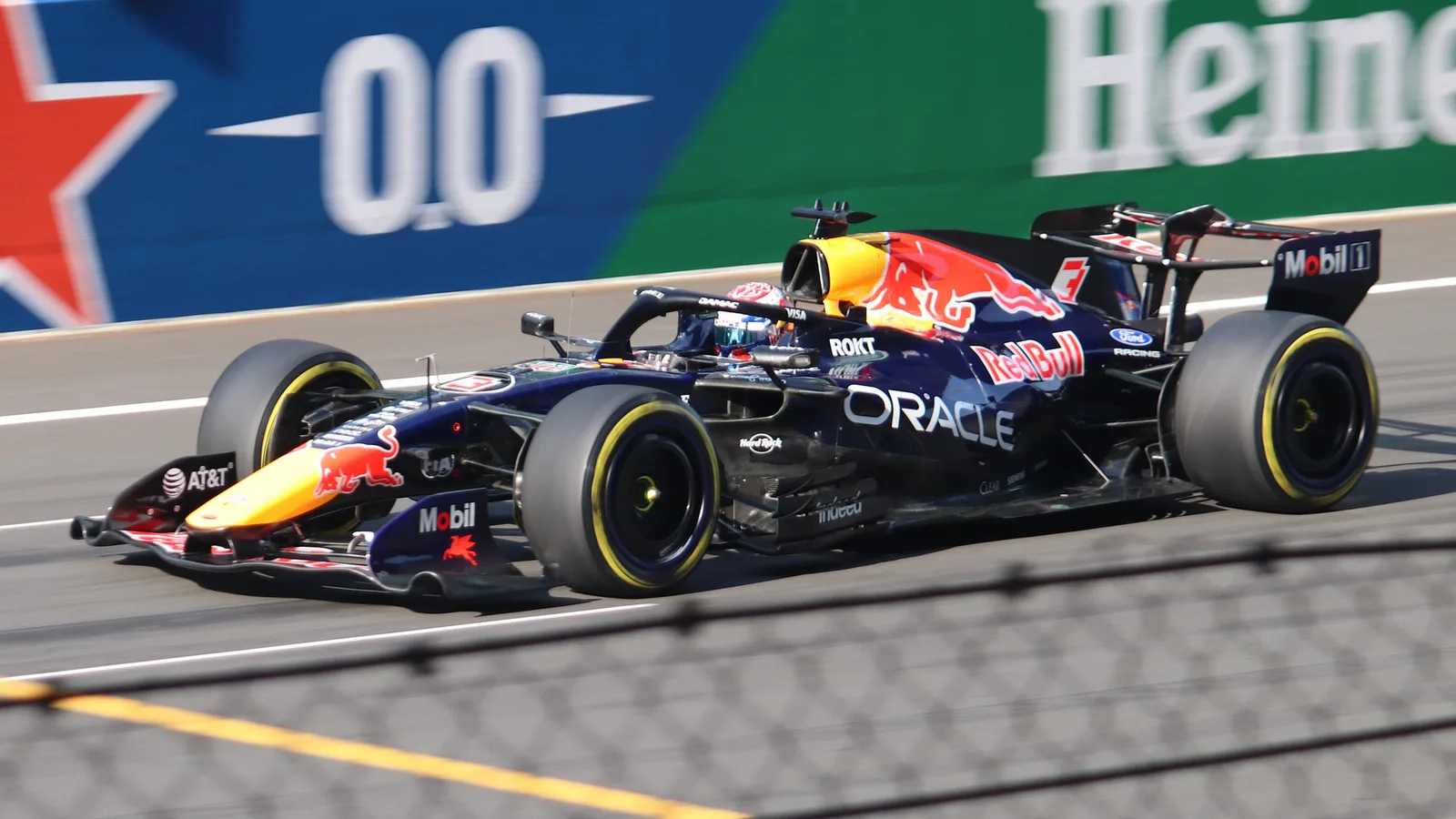 Архивен кадър: Макс Верстапен с болида на Red Bull по време на спринтовата квалификация за Гран при на Китай през март 2026 г.; не е кадър от Сингапур. Liauzh / Wikimedia Commons, CC BY 4.0; изрязано до 16:9. Оригинал: https://commons.wikimedia.org/wiki/File:2026_Chinese_GP_-_Red_Bull_-_Max_Verstappen_-_Sprint_Qualifying.jpg ; лиценз: https://creativecommons.org/licenses/by/4.0/