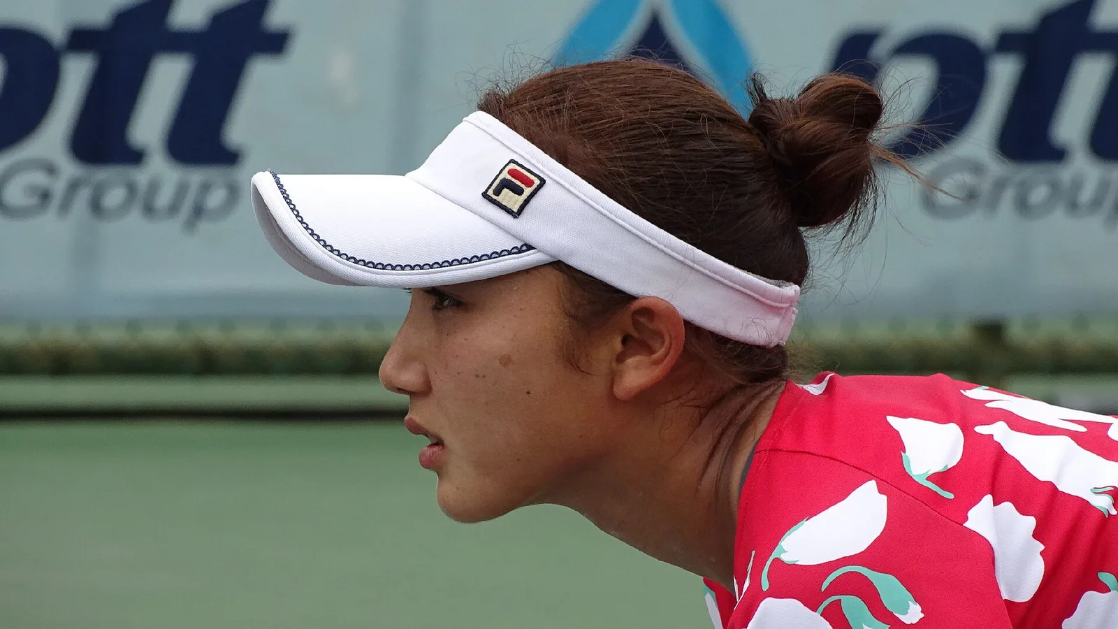 Архив: Киока Окамура на ITF турнир в Нонтхабури през 2017 г.; не е кадър от полуфинала с Елвина Калиева в Суджоу. Daduschu / Wikimedia Commons, CC BY-SA 4.0, оригинал: https://commons.wikimedia.org/wiki/File:Kyoka_Okamura.jpg ; лиценз: https://creativecommons.org/licenses/by-sa/4.0/ ; изрязано до 16:9, адаптация под CC BY-SA 4.0.