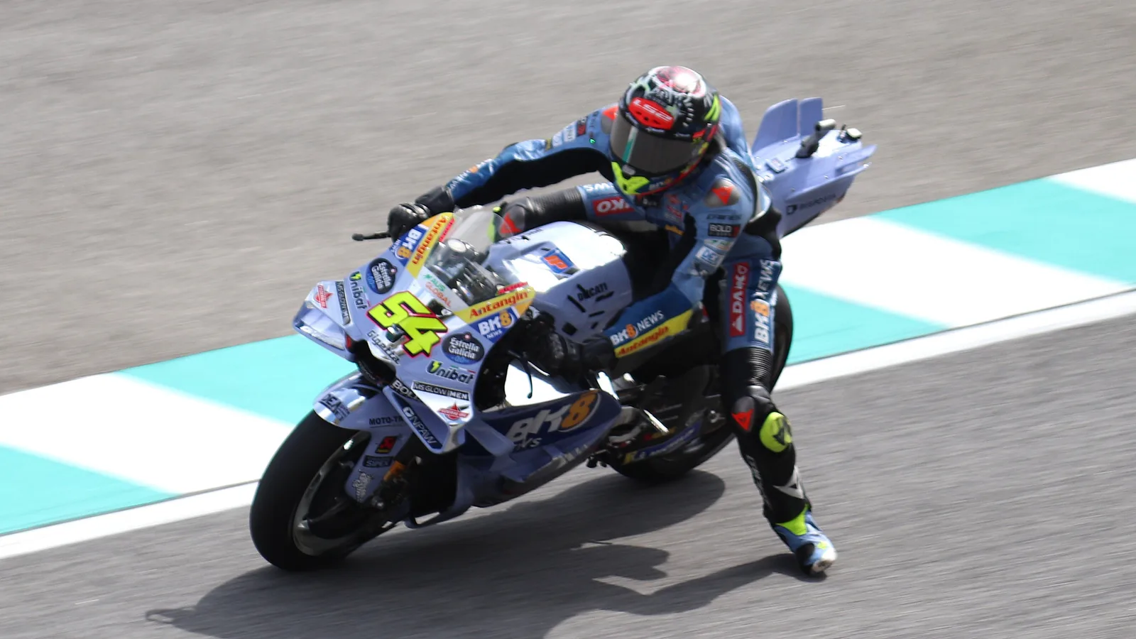Архив: Фермин Алдегер с Gresini Ducati №54 на Гран при на Малайзия, 24 октомври 2025 г.; не е кадър от травмата или сезон 2026. Liauzh / Wikimedia Commons, CC BY-SA 4.0. Изрязано и оразмерено до 16:9 без AI; производното остава под същия лиценз. Оригинал: https://commons.wikimedia.org/wiki/File:MotoGP_2025_Malaysian_Grand_Prix_-_Gresini_Racing_-_Ferm%C3%ADn_Aldeguer.jpg ; лиценз: https://creativecommons.org/licenses/by-sa/4.0/