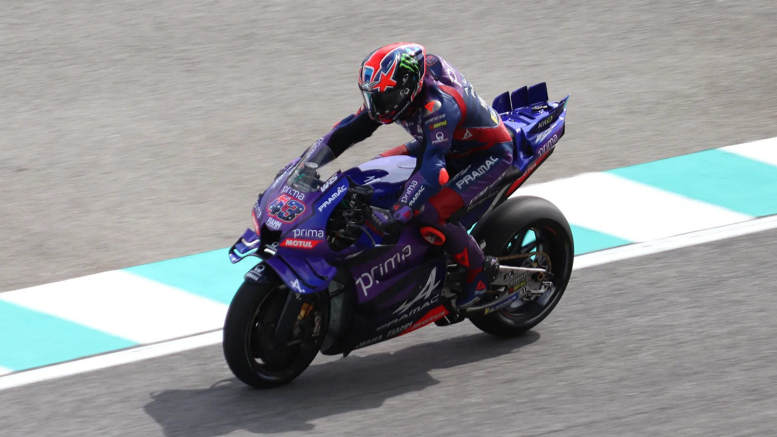 Архив: Джак Милър №43 с Prima Pramac Yamaha на Гран при на Малайзия, 24 октомври 2025 г.; не е кадър от отменения старт в Австралия през 2026 г. Liauzh / Wikimedia Commons, CC BY-SA 4.0. Оригинал: https://commons.wikimedia.org/wiki/File:MotoGP_2025_Malaysian_Grand_Prix_-_Prima_Pramac_-_Jack_Miller.jpg ; лиценз: https://creativecommons.org/licenses/by-sa/4.0/ ; изрязано и оразмерено до 16:9 без AI редакция; адаптацията остава под същия лиценз.