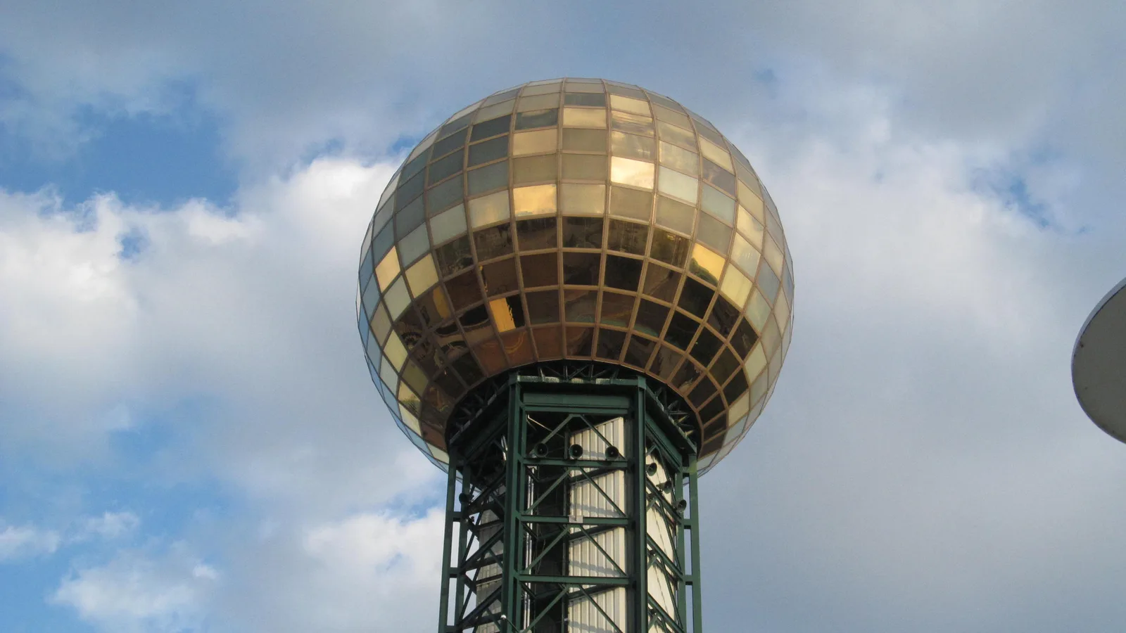 Архив: кулата Sunsphere в World’s Fair Park, Ноксвил, 9 април 2014 г.; не е кадър от Рали САЩ 2027. Doug Kerr / Wikimedia Commons, CC BY-SA 2.0. Оригинал: https://commons.wikimedia.org/wiki/File:Sunsphere_-_Knoxville,_Tennessee_(14670635981).jpg ; лиценз: https://creativecommons.org/licenses/by-sa/2.0/ ; изрязано и оразмерено до 16:9 без AI редакция; адаптацията остава под същия лиценз.