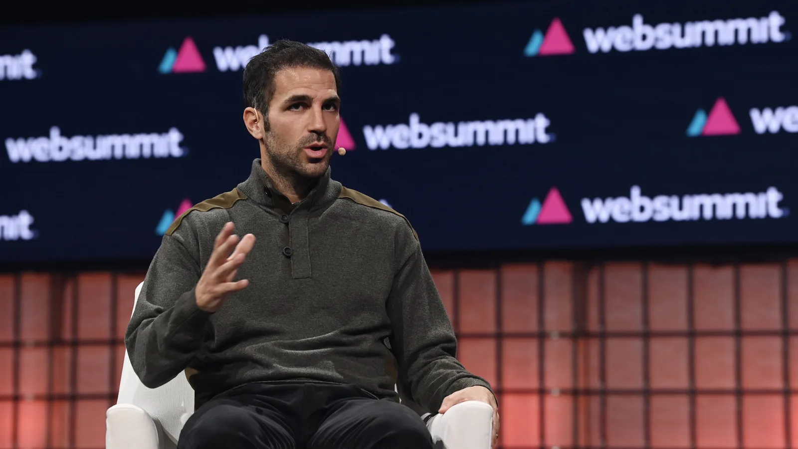 Архив: Сеск Фабрегас на Web Summit в Лисабон, 14 ноември 2023 г.; не е кадър от настоящата пресконференция. Sam Barnes / Web Summit via Sportsfile, Wikimedia Commons, CC BY 2.0; изрязано до 16:9. https://commons.wikimedia.org/wiki/File:2023_-_Centre_Stage_SAM_9660_(53332430634).jpg ; https://creativecommons.org/licenses/by/2.0/