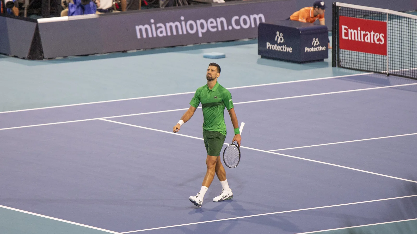 Архивна снимка: Новак Джокович на корта на Miami Open през март 2025 г.; не е кадър от мача с Хуберт Хуркач в Шанхай. Vbrunophotog / Wikimedia Commons, CC BY-SA 4.0; изрязана до 16:9. Оригинал: https://commons.wikimedia.org/wiki/File:Novak_Djokovic_at_2025_Miami_Open.jpg ; лиценз: https://creativecommons.org/licenses/by-sa/4.0/ ; адаптацията е под CC BY-SA 4.0.