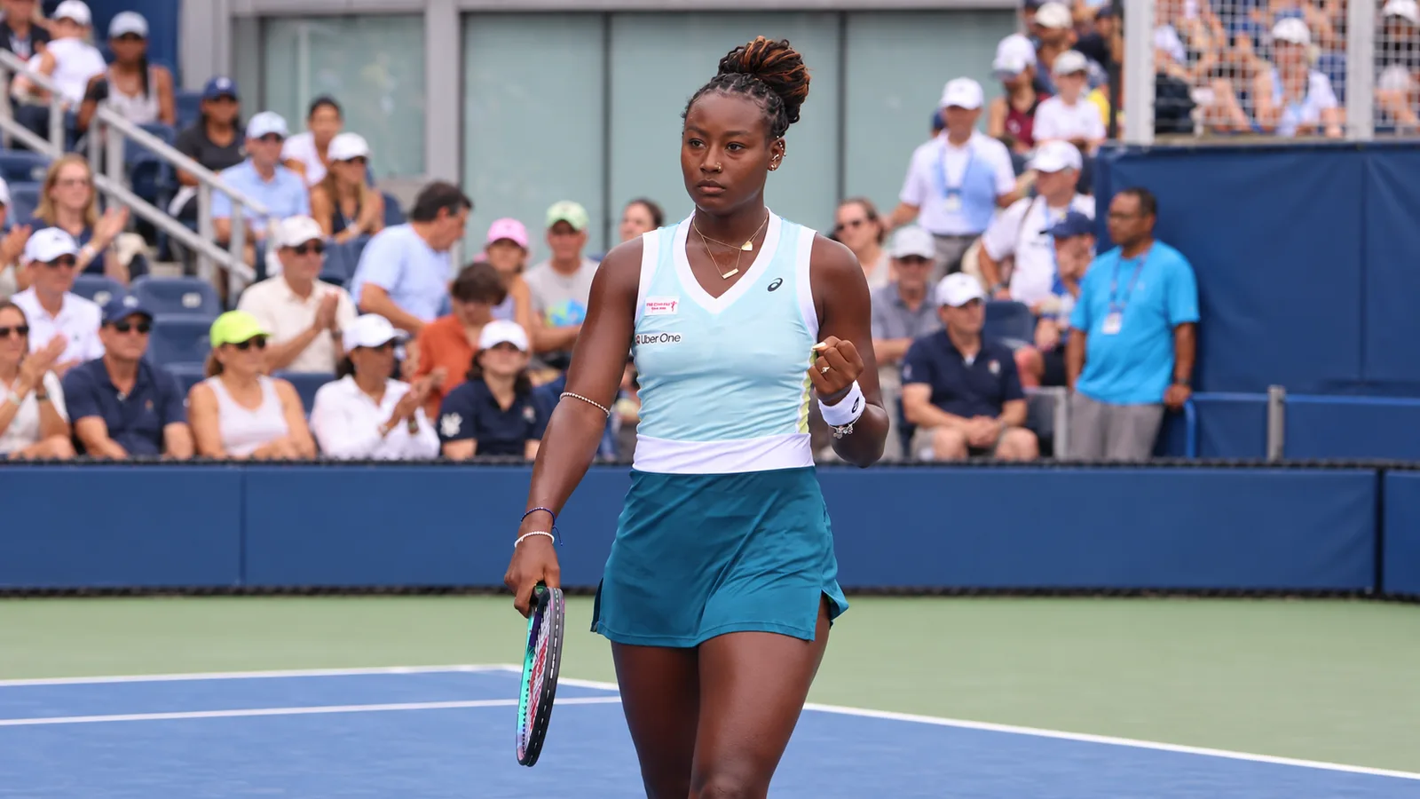 Архив: Алиша Паркс на корта на US Open през 2023 г.; Аои Ито не е показана и кадърът не е от квалификациите в Ухан. Hameltion / Wikimedia Commons, CC BY-SA 4.0; редакционна 16:9 AI обработка на фона, производната е под CC BY-SA 4.0. Оригинал: https://commons.wikimedia.org/wiki/File:Alycia_Parks_(2023_US_Open)_09.jpg ; лиценз: https://creativecommons.org/licenses/by-sa/4.0/