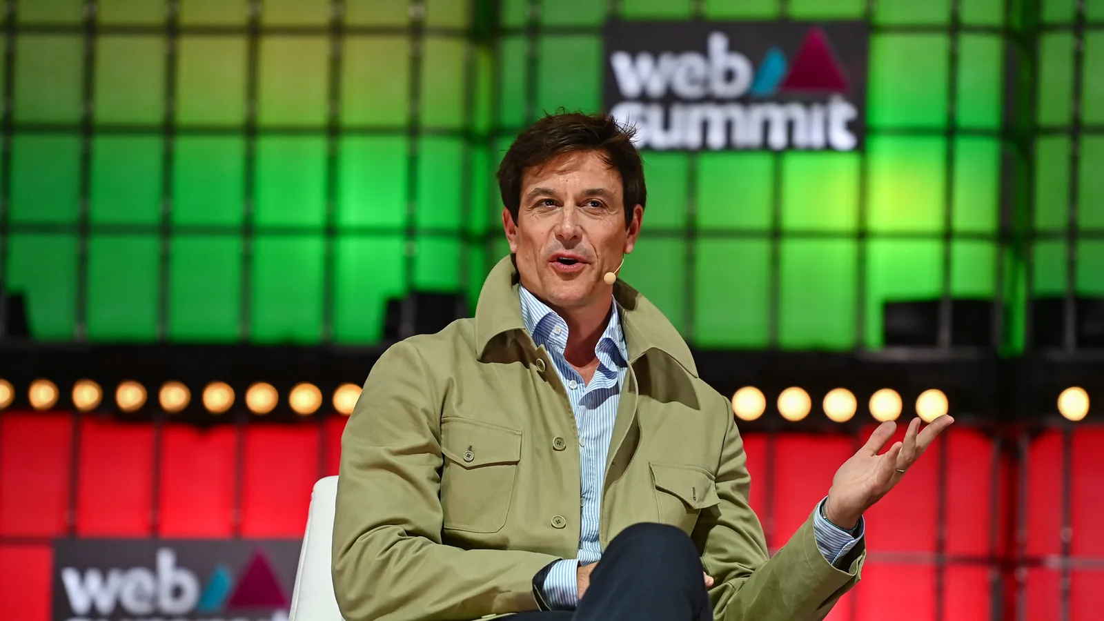 Архив: Тото Волф на Web Summit в Лисабон, 3 ноември 2022 г.; не е кадър от Остин 2026 или от цитираното интервю. Ben McShane / Web Summit via Sportsfile, Wikimedia Commons, CC BY 2.0. Изрязано и оразмерено до 16:9 без AI редакция. https://commons.wikimedia.org/wiki/File:2022_-_Centre_Stage_BE6_4264_(52474764085).jpg ; https://creativecommons.org/licenses/by/2.0/