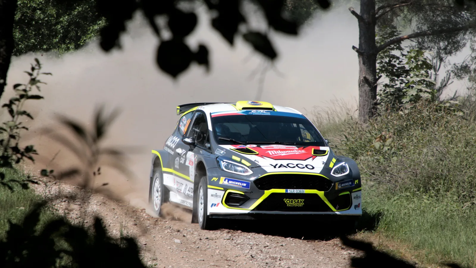 Архив: Ford Fiesta Rally2 на Ерик Цайс в Рали Полша, 19 юни 2021 г.; не е автомобил по правилата WRC27 или кадър от тестовете през 2026 г. Makary / Wikimedia Commons, CC BY 4.0. Изрязано и оразмерено до 16:9. Оригинал: https://commons.wikimedia.org/wiki/File:Rally_Poland_2021_Cais_Erik_01.jpg ; лиценз: https://creativecommons.org/licenses/by/4.0/