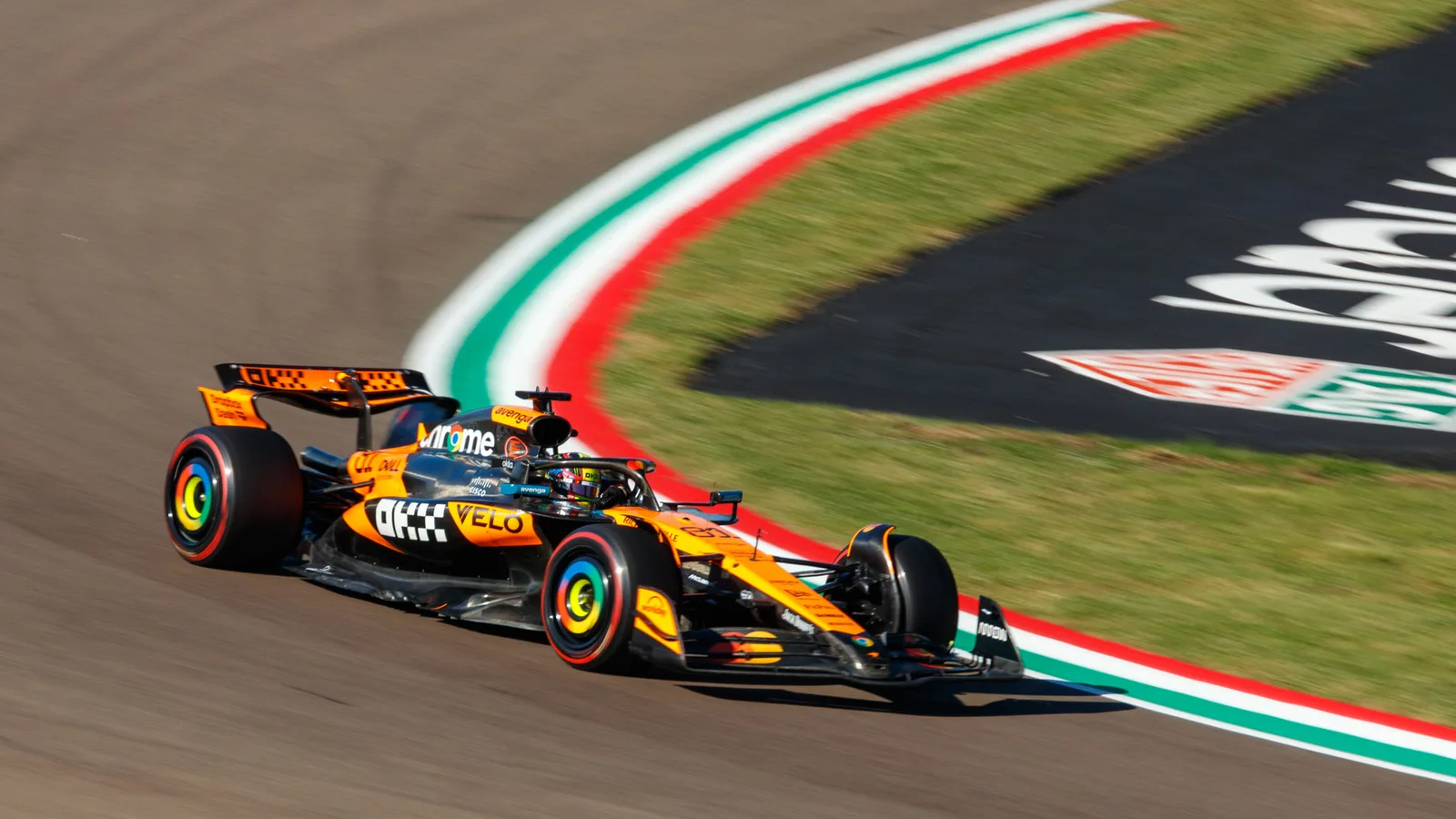 Архив: Оскар Пиастри с McLaren MCL39 №81 в Имола, 16 май 2025 г.; не е кадър от Остин 2026. Jen_ross83 / Wikimedia Commons, CC BY 4.0. Минимално изрязано и оразмерено до 16:9 без AI редакция. Оригинал: https://commons.wikimedia.org/wiki/File:FIA_F1_Imola_2025_No._81_Piastri_(3).jpg ; лиценз: https://creativecommons.org/licenses/by/4.0/