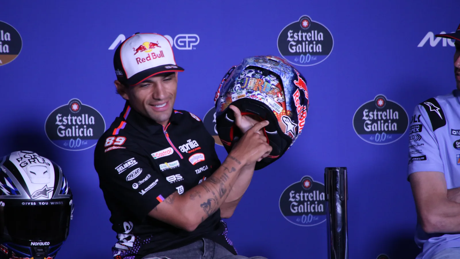 Архив: Хорхе Мартин с Aprilia представя специалната си каска в Херес, 23 април 2026 г.; не е кадър от контузията в Австралия или от Сепанг. René 2782 / Wikimedia Commons, CC BY-SA 4.0. Изрязано и оразмерено до 16:9 без AI редакция; производното остава под същия лиценз. Оригинал: https://commons.wikimedia.org/wiki/File:Jorge_Mart%C3%ADn_Jerez_GP_2026_casco_speciale.jpg ; лиценз: https://creativecommons.org/licenses/by-sa/4.0/