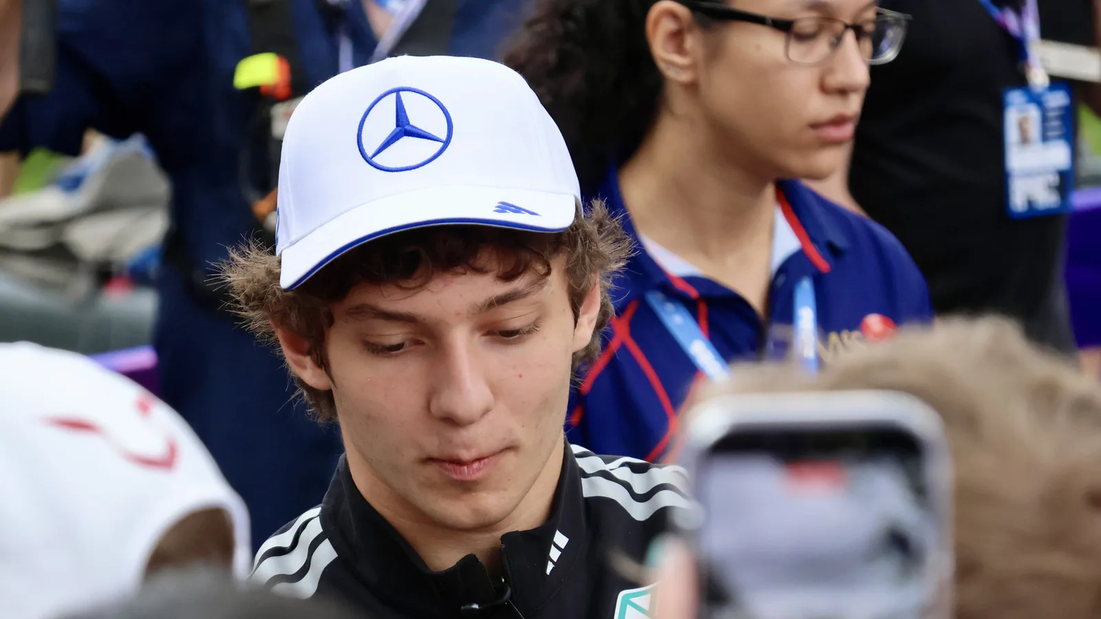 Архив: Кими Антонели на Melbourne Walk, Гран при на Австралия, 6 март 2026 г.; не е кадър от Остин. Yu Chu Chin / Wikimedia Commons, CC BY-SA 4.0. Оригинал: https://commons.wikimedia.org/wiki/File:Kimi_Antonelli_at_the_Melbourne_Walk_during_the_2026_Australian_Grand_Prix_(028A7936).jpg ; лиценз: https://creativecommons.org/licenses/by-sa/4.0/ ; изрязано и оразмерено до 16:9 без AI редакция; адаптацията остава под същия лиценз.