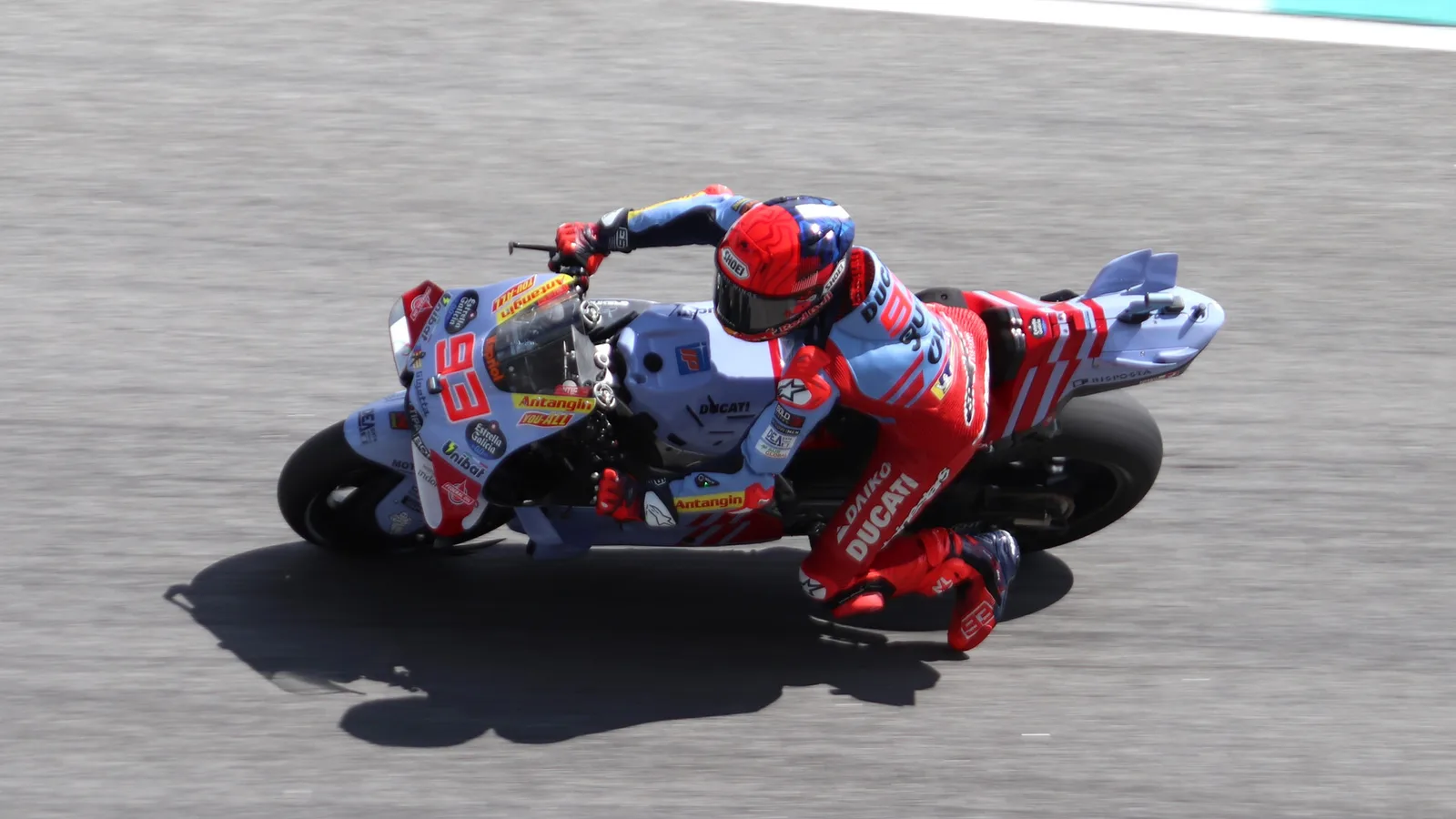 Архив: Марк Маркес с Gresini Ducati №93, Гран при на Малайзия, 1 ноември 2024 г.; не е кадър от Австралия 2026 или настоящия му екип. Liauzh / Wikimedia Commons, CC BY-SA 4.0; изрязано и оразмерено до 16:9 без AI редакция, адаптация под същия лиценз. https://commons.wikimedia.org/wiki/File:MotoGP_2024_Malaysian_Grand_Prix_-_Gresini_Racing_-_Marc_M%C3%A1rquez.jpg ; https://creativecommons.org/licenses/by-sa/4.0/