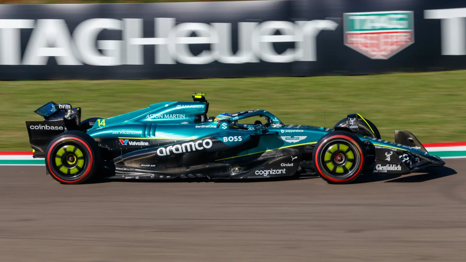 Архив: Фернандо Алонсо с Aston Martin AMR25 №14 в Имола, 16 май 2025 г.; не е кадър от Остин 2026. Jen_ross83 / Wikimedia Commons, CC BY 4.0, https://creativecommons.org/licenses/by/4.0/ . Изрязано и оразмерено до 16:9 без AI редакция. Оригинал: https://commons.wikimedia.org/wiki/File:FIA_F1_Imola_2025_No._14_Alonso.jpg