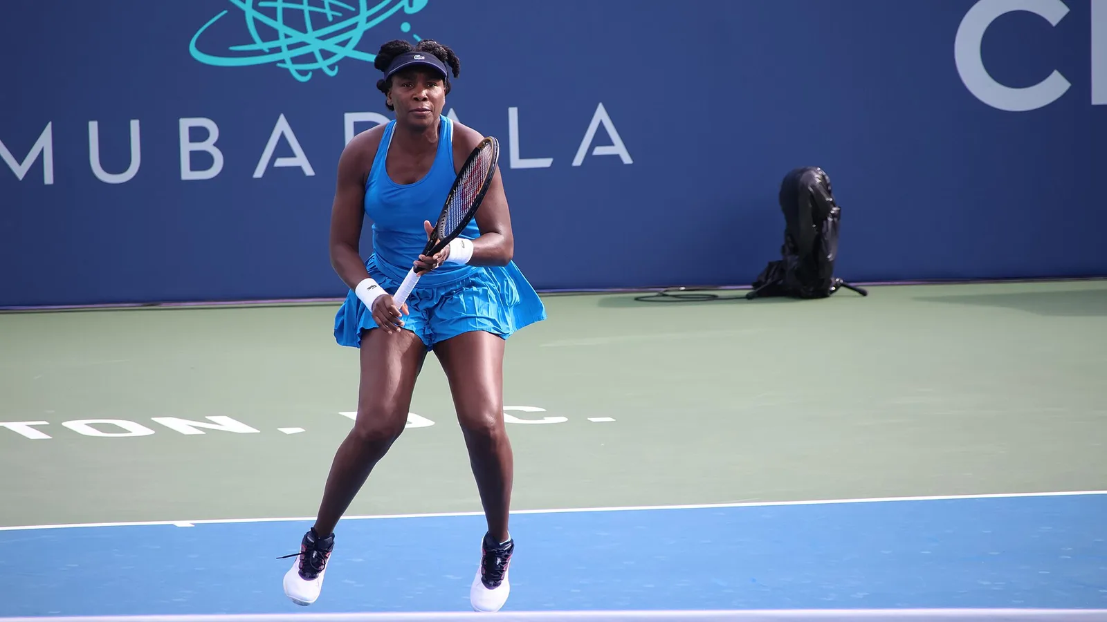 Архив: Винъс Уилямс на тренировка преди Washington Open, 20 юли 2025 г.; не е кадър от Гуанджоу 2026. Hameltion / Wikimedia Commons, CC BY-SA 4.0. Оригинал: https://commons.wikimedia.org/wiki/File:Venus_Williams_(2025_DC_Open)_001.jpg ; лиценз: https://creativecommons.org/licenses/by-sa/4.0/ ; изрязано и преоразмерено до 16:9, адаптация под същия лиценз.