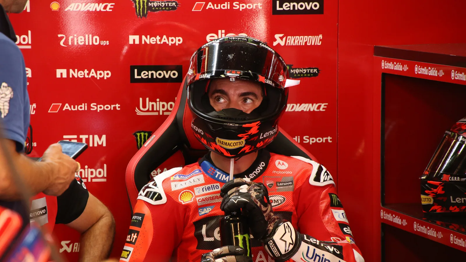 Франческо Баная в бокса на Ducati на Гран при на Италия, Муджело, 2025 г. — архивен кадър, не от Мотеги 2026. René 2782 / Wikimedia Commons, CC BY-SA 4.0; изрязана до 16:9. https://commons.wikimedia.org/wiki/File:Pecco_Bagnaia_nel_box_Ducati,_GP_Mugello_2025.jpg ; https://creativecommons.org/licenses/by-sa/4.0/