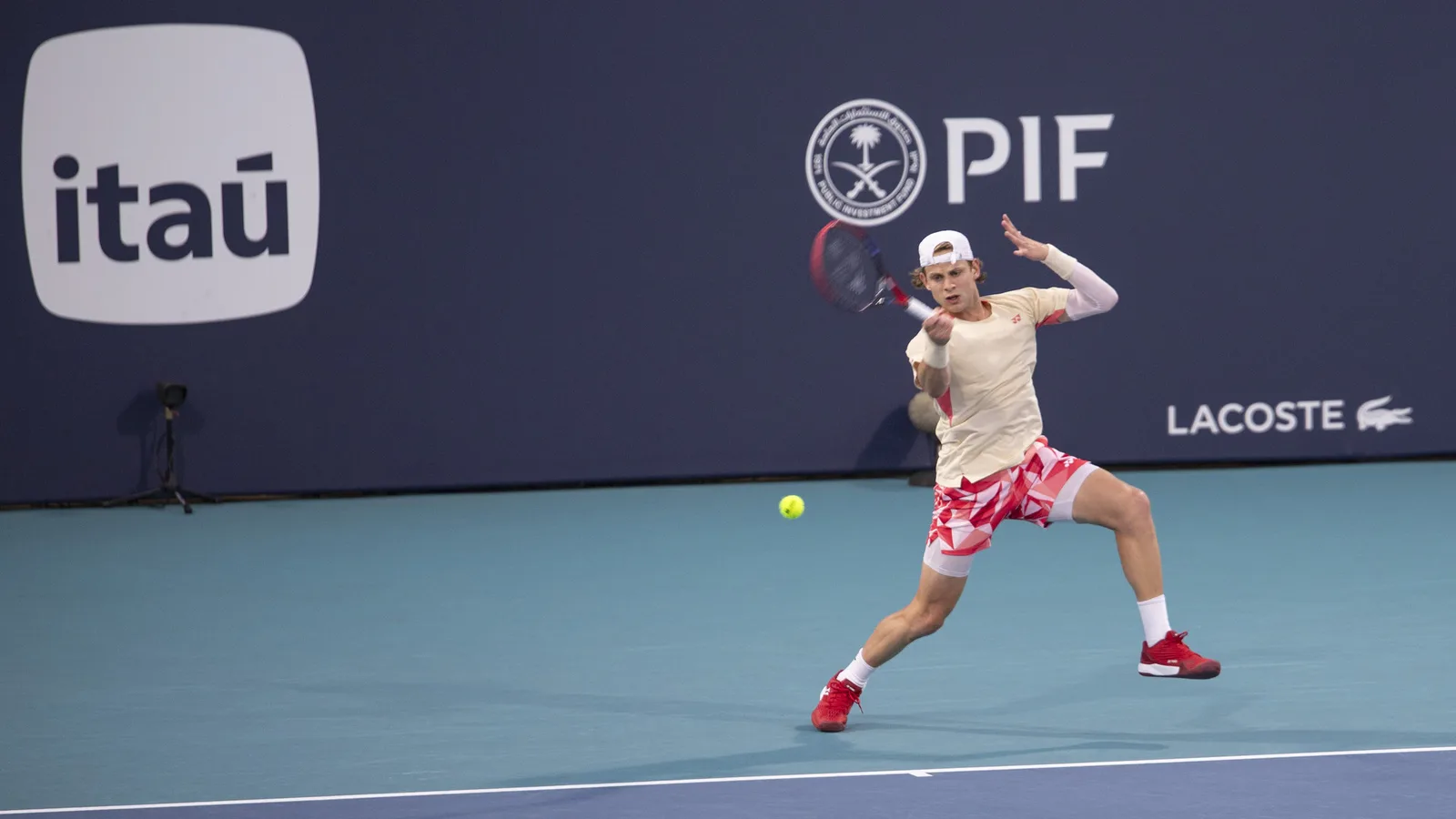 Архив: Зизу Бергс на Miami Open, 24 март 2025 г.; не е кадър от Шанхай или Брюксел 2026. Vbrunophotog / Wikimedia Commons, CC BY-SA 4.0. Оригинал: https://commons.wikimedia.org/wiki/File:Zizou_Bergs_at_2025_Miami_Open_02.jpg ; лиценз: https://creativecommons.org/licenses/by-sa/4.0/ ; изрязано до 16:9, адаптация под същия лиценз.