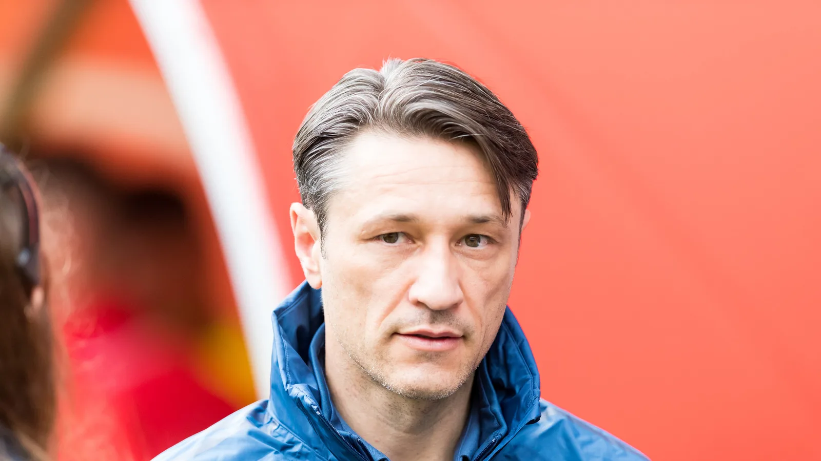 Архивна снимка на Нико Ковач край терена през май 2019 г. като треньор на Байерн; не е кадър от съдийското решение или от Борусия Дортмунд. Sven Mandel / Wikimedia Commons, CC BY-SA 4.0; изрязана до 16:9. Оригинал: https://commons.wikimedia.org/wiki/File:2019147182952_2019-05-27_Fussball_1.FC_Kaiserslautern_vs_FC_Bayern_M%C3%BCnchen_-_Sven_-_1D_X_MK_II_-_0109_-_B70I8408.jpg ; лиценз: https://creativecommons.org/licenses/by-sa/4.0/ ; производното изображение е под CC BY-SA 4.0.