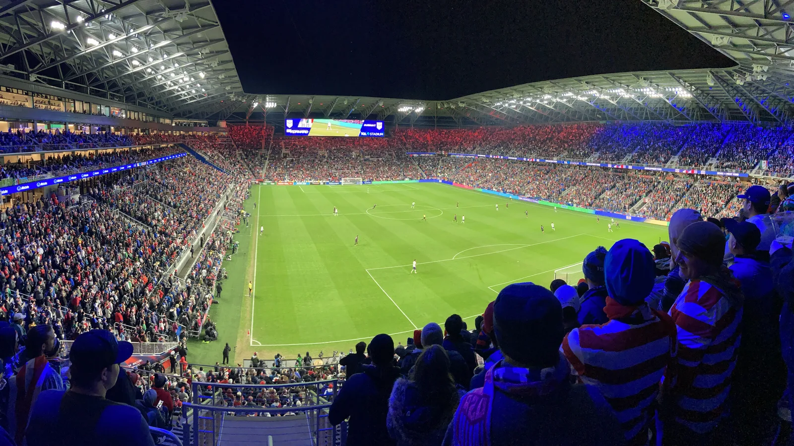 Архивен кадър от футболния мач САЩ – Мексико на TQL Stadium в Синсинати през 2021 г.; не е от предстоящата среща във Финикс през 2026 г. RickDikeman / Wikimedia Commons, CC0 1.0. Източник: https://commons.wikimedia.org/wiki/File:Tql-stadium_world-cup-qualifier_usmnt-v-mexico_11-12-2021_1903.jpg