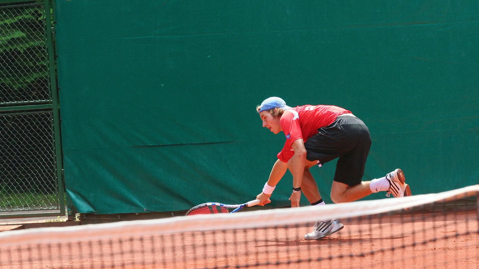 Архив: Ян-Ленард Щруф на Košice Open, 7 юни 2011 г.; не е кадър от Базел 2026. Rl91 / Wikimedia Commons, CC BY-SA 3.0. https://commons.wikimedia.org/wiki/File:Jan-Lennard_Struff,_Ko%C5%A1ice_Open_2011_(1).jpg ; https://creativecommons.org/licenses/by-sa/3.0/ ; изрязано и преоразмерено до 16:9 без AI редакция; адаптация под същия лиценз.