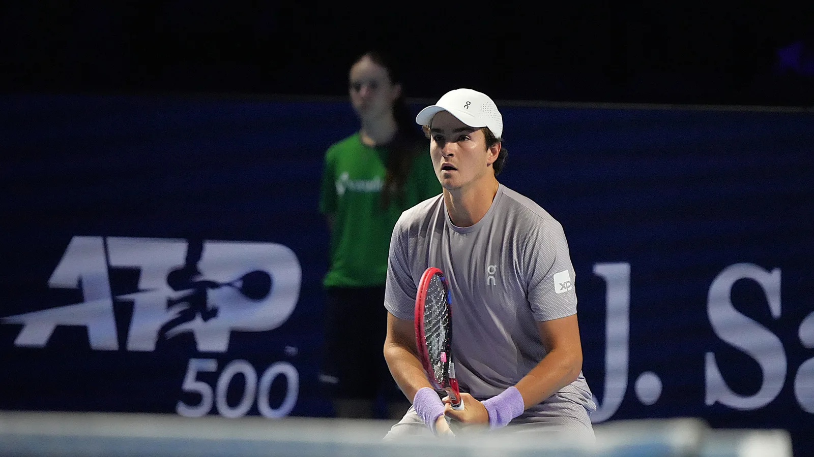 Архив: Жоао Фонсека на Swiss Indoors в Базел, 24 октомври 2025 г.; не е кадър от контузиите през 2026 г. Peter Arnold / Wikimedia Commons, CC BY-SA 4.0. Оригинал: https://commons.wikimedia.org/wiki/File:Jo%C3%A3o_Fonseca,_Swiss_Indoors_Basel_2025.jpg ; лиценз: https://creativecommons.org/licenses/by-sa/4.0/ ; минимално изрязано и оразмерено до 16:9; адаптация под същия лиценз.