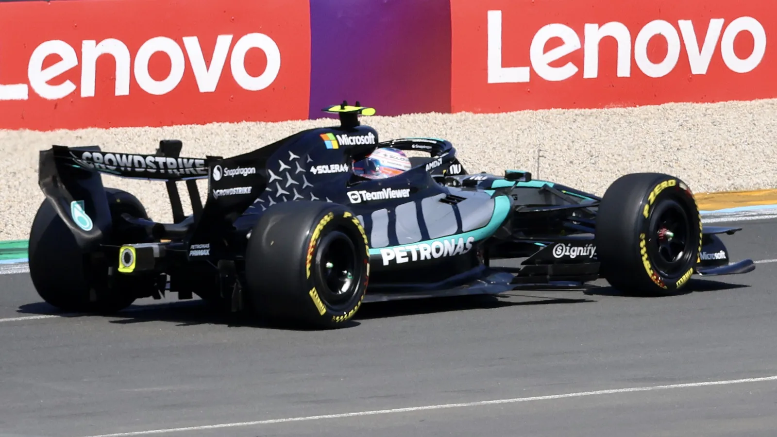 Архив: Кими Антонели с Mercedes W17 в свободна тренировка за Гран при на Австралия, 6 март 2026 г.; не е кадър от Остин. Yu Chu Chin / Wikimedia Commons, CC BY-SA 4.0. Оригинал: https://commons.wikimedia.org/wiki/File:Mercedes-AMG_F1_W17_E_Performance_of_Andrea_Kimi_Antonelli_(028A8052).jpg ; лиценз: https://creativecommons.org/licenses/by-sa/4.0/ ; изрязано и оразмерено до 1920×1080 без AI редакция; производното остава под същия лиценз.