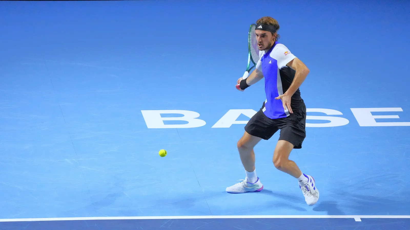 Архив: Стефанос Циципас на Swiss Indoors в Базел, 25 октомври 2024 г.; не е кадър от Алмати 2026. Peter Arnold / Wikimedia Commons, CC BY-SA 4.0; оригинал: https://commons.wikimedia.org/wiki/File:Stefanos_Tsitsipas,_Swiss_Indoors_Basel_2024.jpg ; лиценз: https://creativecommons.org/licenses/by-sa/4.0/ ; минимално изрязване и преоразмеряване до 16:9, адаптация под същия лиценз.