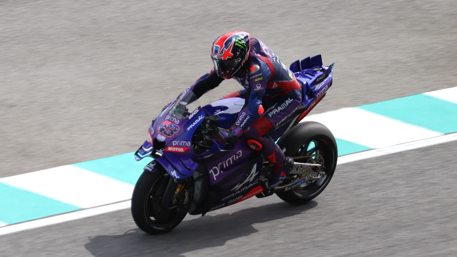 Джак Милър с Prima Pramac Yamaha по време на Гран при на Малайзия през 2025 г. — архивен кадър, не от Мотеги 2026. Liauzh / Wikimedia Commons, CC BY-SA 4.0; оригинал: https://commons.wikimedia.org/wiki/File:MotoGP_2025_Malaysian_Grand_Prix_-_Prima_Pramac_-_Jack_Miller.jpg ; лиценз: https://creativecommons.org/licenses/by-sa/4.0/ ; изрязано до 16:9, производното изображение е под CC BY-SA 4.0.