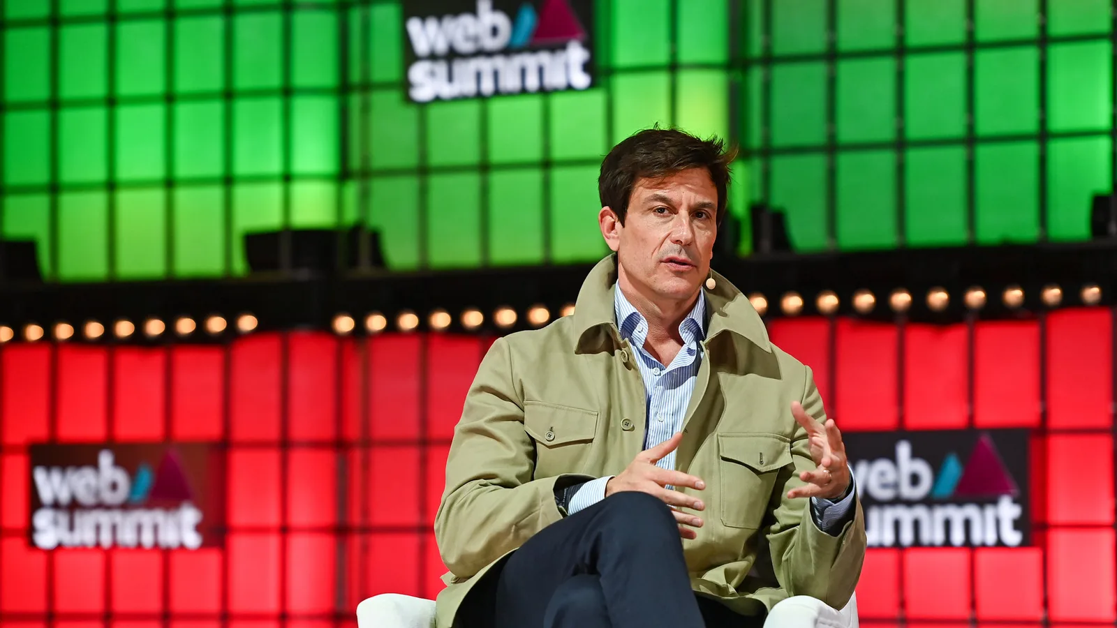 Архив: Тото Волф на Web Summit в Лисабон, 3 ноември 2022 г.; не е кадър от Остин 2026. Ben McShane / Web Summit via Sportsfile, Wikimedia Commons, CC BY 2.0. Изрязано до 16:9 без AI редакция. https://commons.wikimedia.org/wiki/File:2022_-_Centre_Stage_BE6_4376_(52474718878).jpg ; https://creativecommons.org/licenses/by/2.0/
