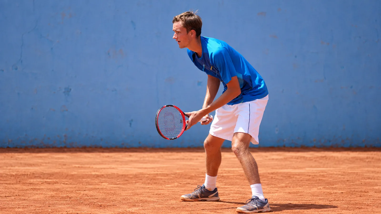 Даниил Медведев — AI адаптация на архивна снимка от Ница, 16 май 2015 г.; не е кадър от Алмати 2026. Dacoucou / Wikimedia Commons, CC BY-SA 4.0. https://commons.wikimedia.org/wiki/File:Daniil_Medvedev,_2015_Nice.JPG ; https://creativecommons.org/licenses/by-sa/4.0/ ; променени фон и кадриране, разширена композиция, адаптация под същия лиценз.