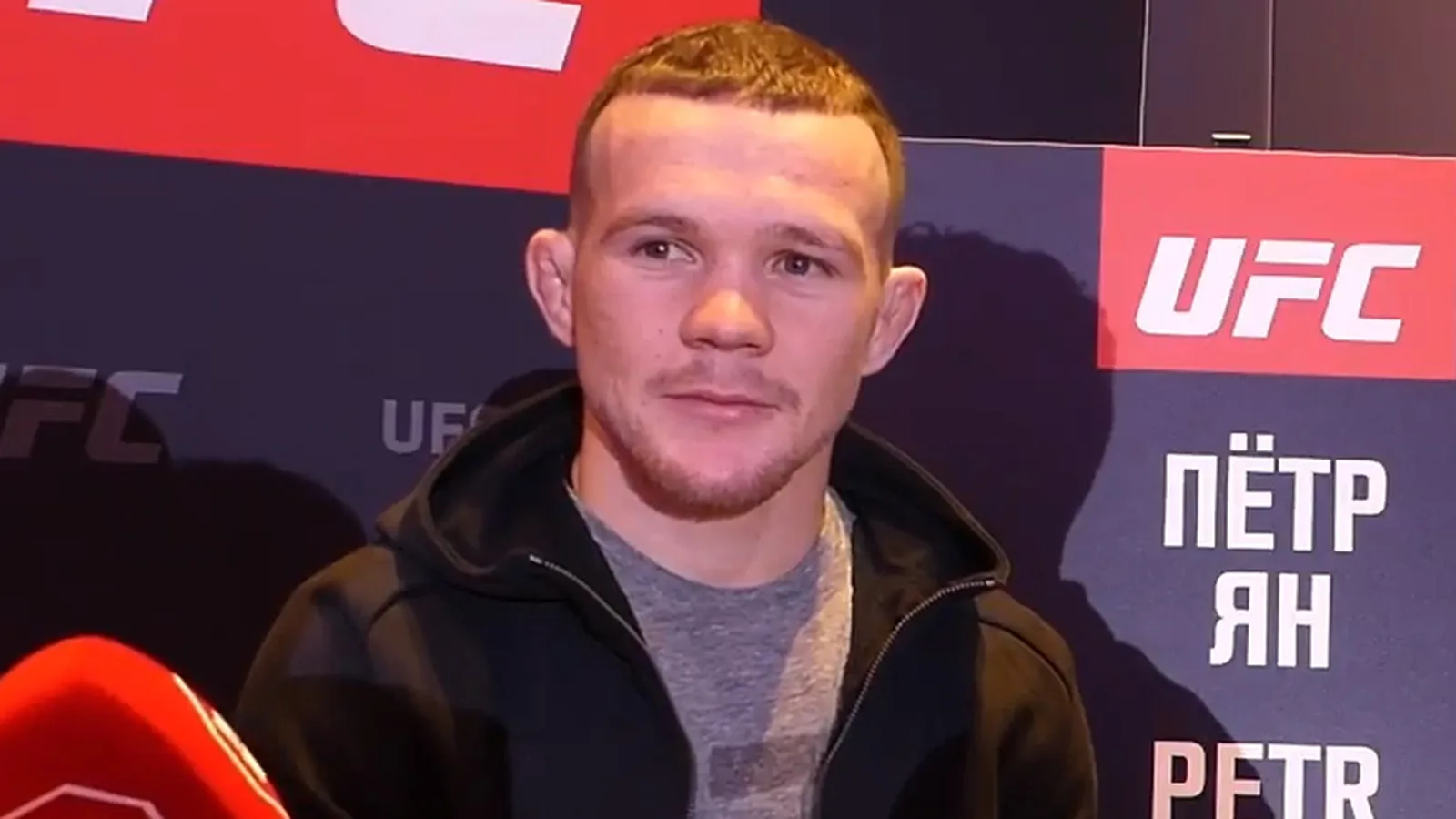 Архив: Пьотър Ян в интервю за MMAnytt, 13 септември 2018 г.; не е кадър от подготовката за третия мач с Двалишвили през 2026 г. MMAnytt / Wikimedia Commons, CC BY 3.0. Изрязано до 16:9 и преоразмерено, без генеративни промени. Оригинал: https://commons.wikimedia.org/wiki/File:PetrYan.jpg ; лиценз: https://creativecommons.org/licenses/by/3.0/