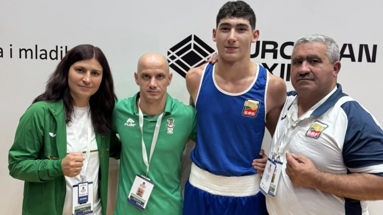 Николай Събев в син боксов екип с треньорите на България в Будва; официална снимка след победата над Таварес Андраде, публикувана от БФ Бокс на 20 октомври 2026 г., не е кадър от двубоя с Бхаа Халаби. Изрязана до 16:9.