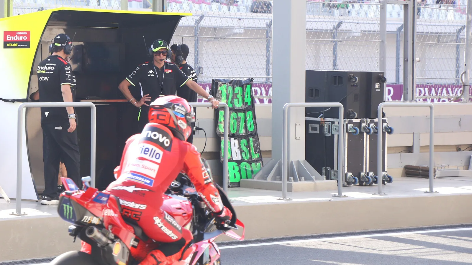 Архив: Марк Маркес с Ducati №93 в питлейна на Гран при на Катар 2025; не е кадър от Сепанг 2026. René 2782 / Wikimedia Commons, CC BY-SA 4.0. https://commons.wikimedia.org/wiki/File:Marc_M%C3%A1rquez_esce_dal_box_sotto_gli_occhi_di_Valentino_Rossi_(GP_Qatar_2025).jpg ; https://creativecommons.org/licenses/by-sa/4.0/ ; оразмерено до 16:9 без AI; производното остава под същия лиценз.
