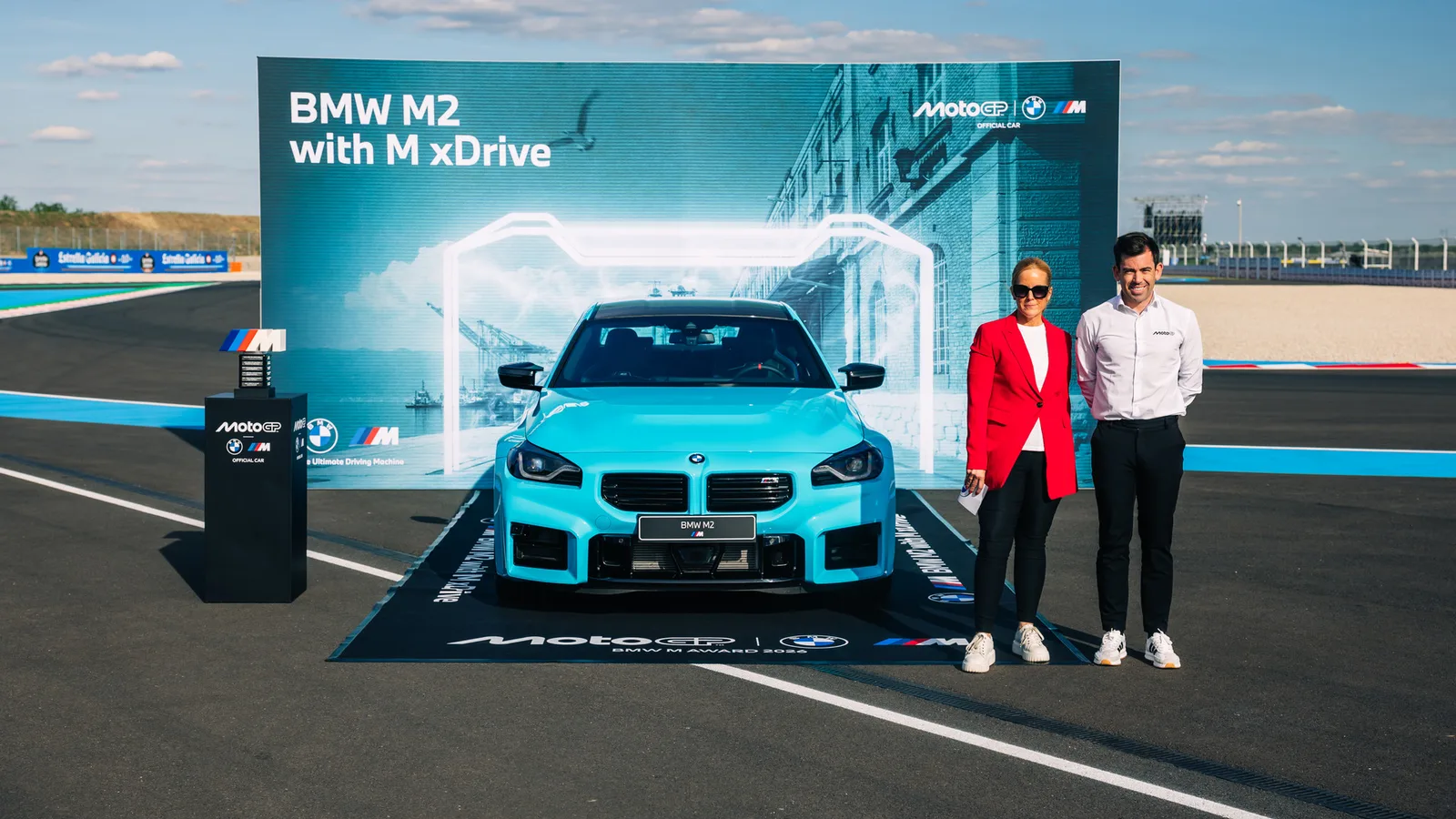 Архив: Карлос Еспелета вдясно със Жужана Поч на представянето на BMW M Award на Балатон Парк, 4 юни 2026 г.; не е кадър от разговорите в Катар. BMW Group PressClub, P90644076. Оригинал: https://www.press.bmwgroup.com/global/photo/detail/P90644076 ; условия за използване за пресата: https://www.press.bmwgroup.com/global/info/legal . Изрязано и оразмерено до 16:9 без AI редакция.