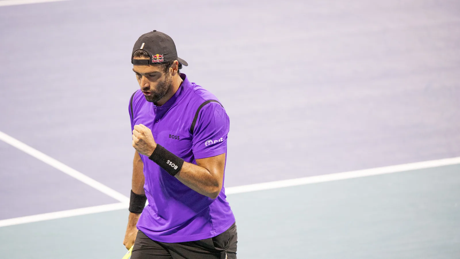 Матео Беретини на корта на Miami Open през 2025 г. — архивна снимка, не от двубоя с Адолфо Даниел Вайехо в Токио. Vbrunophotog / Wikimedia Commons, CC BY-SA 4.0; оригинал: https://commons.wikimedia.org/wiki/File:Matteo_Berrettini_at_2025_Miami_Open_04.jpg ; лиценз: https://creativecommons.org/licenses/by-sa/4.0/ ; изрязана до 16:9; адаптацията се разпространява под CC BY-SA 4.0.