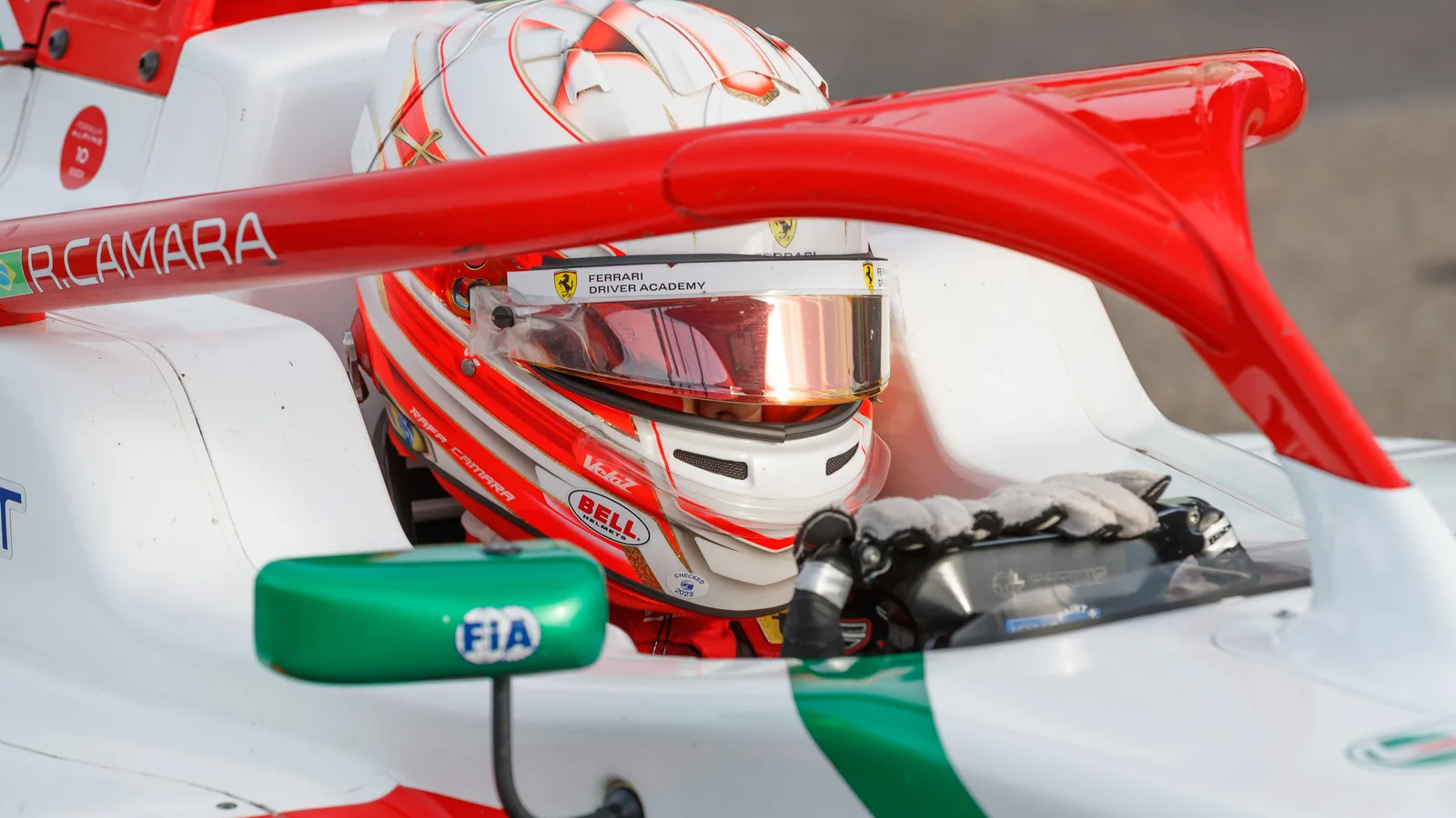 Архив: Рафаел Камара преди старта във Formula Regional на Хокенхайм, 22 октомври 2023 г.; не е кадър с Хаас от 2027 г. Steffen Prößdorf / Wikimedia Commons, CC BY-SA 4.0. Изрязано до 16:9; производното остава под CC BY-SA 4.0. https://commons.wikimedia.org/wiki/File:2023-10-22_Motorsport,_Formula_Regional,_Hockenheimring_2023_1DX_4208.jpg ; https://creativecommons.org/licenses/by-sa/4.0/