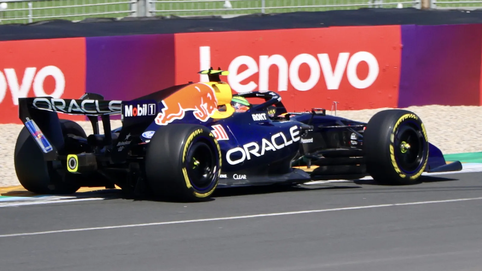 Архив: Исак Хаджар с Red Bull RB22 на Гран при на Австралия, 6 март 2026 г.; не е кадър от Остин. Yu Chu Chin / Wikimedia Commons, CC BY-SA 4.0; https://creativecommons.org/licenses/by-sa/4.0/ . Изрязано и оразмерено до 16:9 без AI редакция; производното е под същия лиценз. Оригинал: https://commons.wikimedia.org/wiki/File:Red_Bull_Racing_RB22_of_Isack_Hadjar_(028A8061).jpg