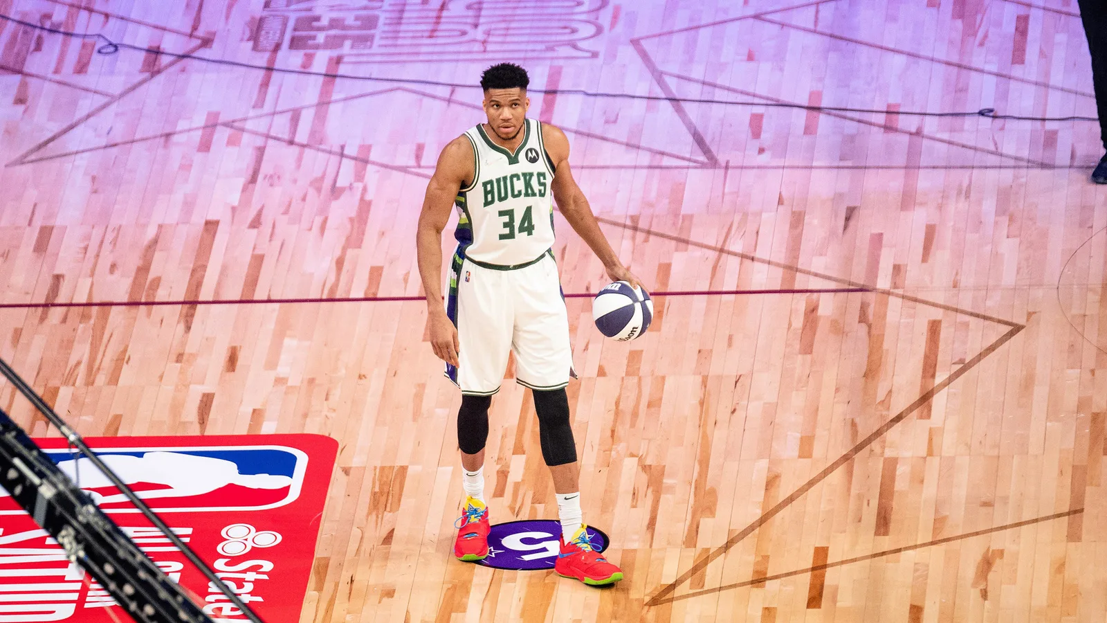 Архив: Янис Адетокунбо с екип на Милуоки на NBA All-Star Skills Challenge, 19 февруари 2022 г.; не е кадър от Маями през 2026 г. Erik Drost / Wikimedia Commons, CC BY 2.0; изрязано до 16:9. https://commons.wikimedia.org/wiki/File:Giannis_Antetokounmpo_(51915153421).jpg ; https://creativecommons.org/licenses/by/2.0/