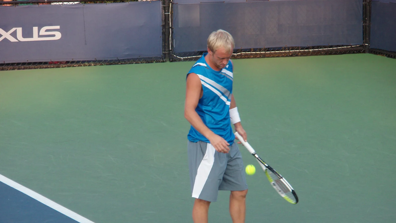 Стефан Коубек на корта на US Open през август 2007 г. — архивна снимка, не от мача в Мец; Alexisrael / Wikimedia Commons, CC BY-SA 3.0 (https://creativecommons.org/licenses/by-sa/3.0/), изрязана до 16:9. Оригинал: https://commons.wikimedia.org/wiki/File:Stefan_Koubek_1.jpg