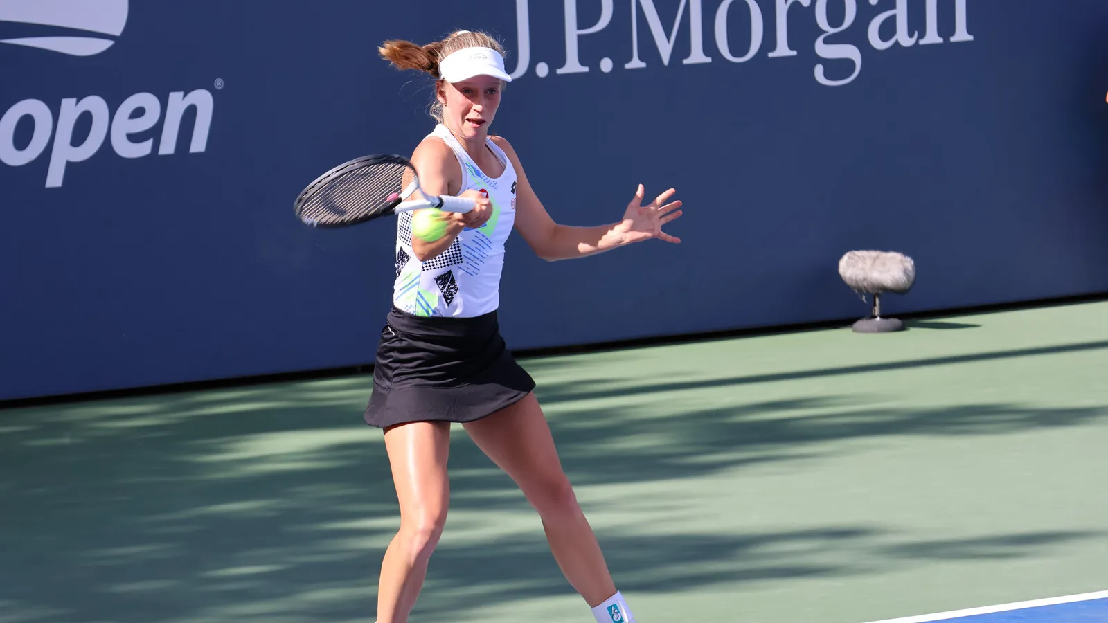 Синя Краус на корта в квалификациите на US Open през 2023 г. — архивен кадър, не от победата над Мая Джойнт в Пекин; Hameltion / Wikimedia Commons, CC BY-SA 4.0, изрязано до 16:9. Оригинал: https://commons.wikimedia.org/wiki/File:Sinja_Kraus_(2023_US_Open)_02.jpg; лиценз: https://creativecommons.org/licenses/by-sa/4.0/