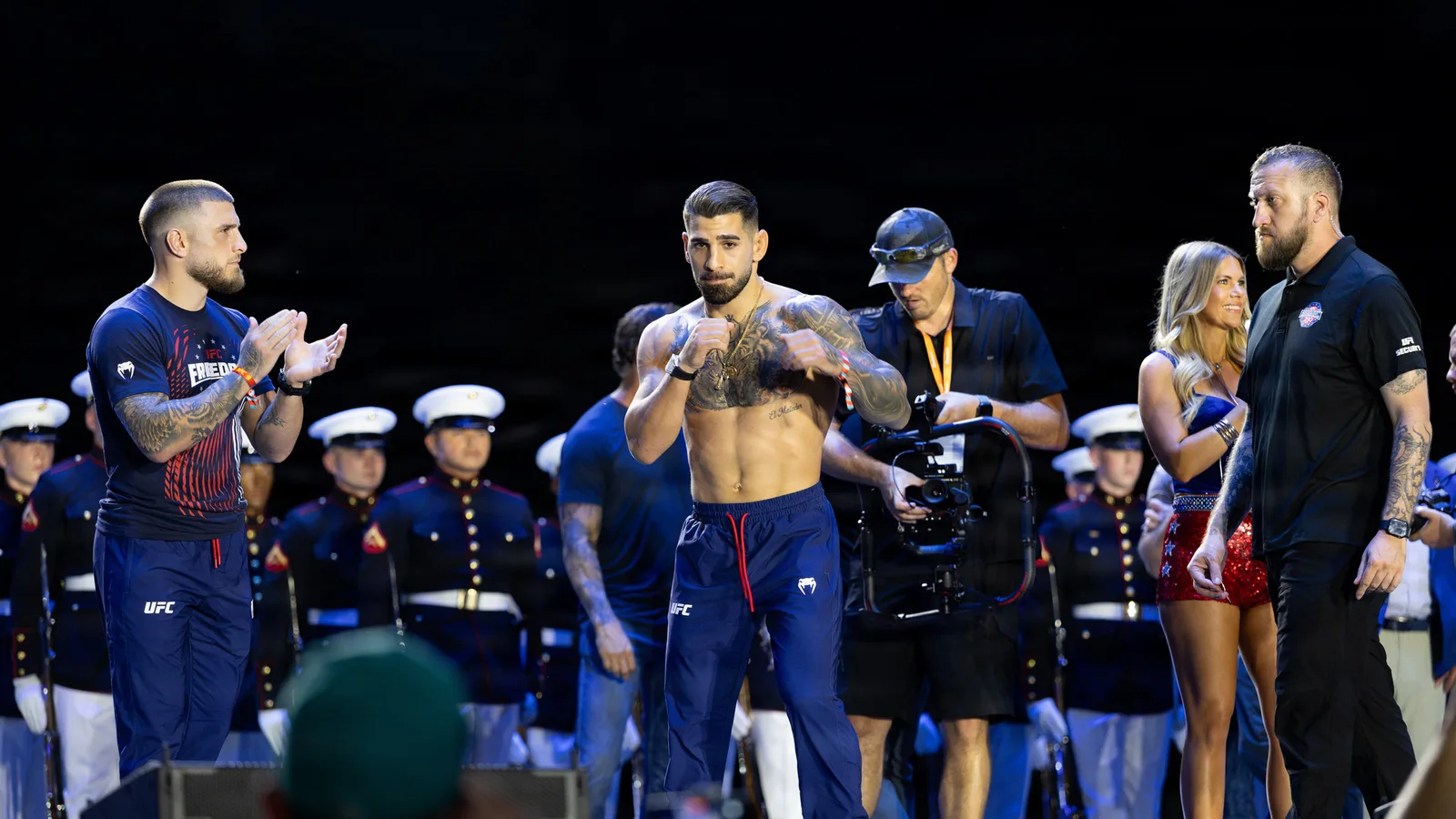 Архив: Илия Топурия на церемониалното претегляне преди UFC Freedom 250 във Вашингтон през юни 2026 г.; кадърът не показва резултатите на останалите испански бойци. U.S. Army / Sgt. 1st Class Brittany Primavera, Wikimedia Commons; https://commons.wikimedia.org/wiki/File:UFC_Freedom_250_Ceremonial_Weigh_In_(9748627).jpg ; снимката е изрязана до 16:9.