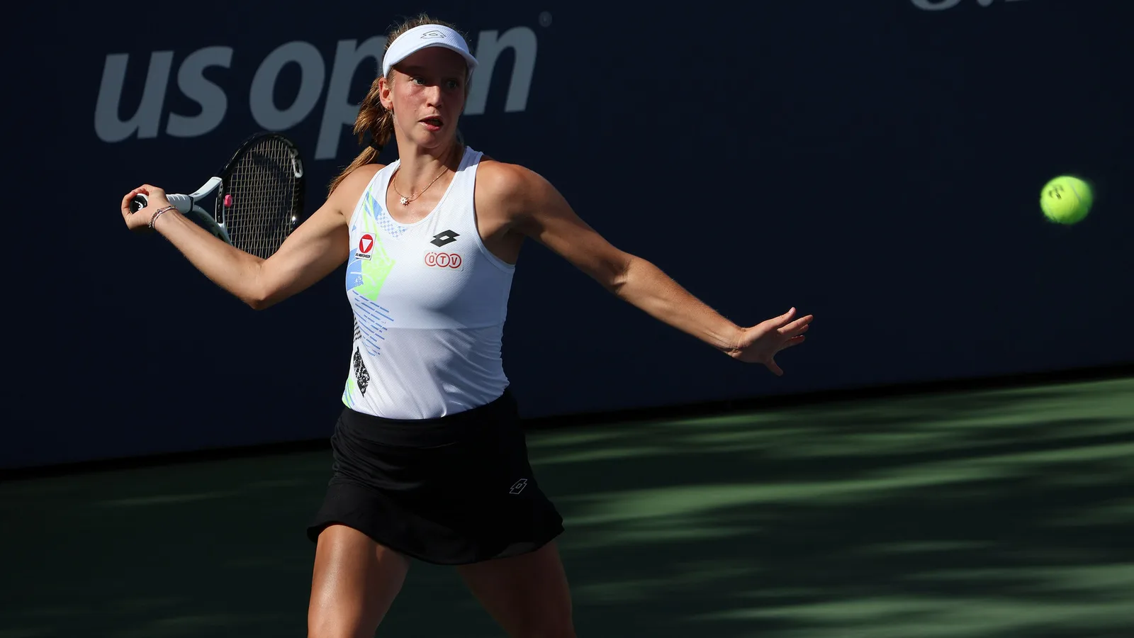 Синя Краус на корта в квалификациите на US Open през 2023 г. — архивна снимка, не от мача с Даяна Ястремска в Пекин. Hameltion / Wikimedia Commons, CC BY-SA 4.0; изрязана до 16:9. Оригинал: https://commons.wikimedia.org/wiki/File:Sinja_Kraus_(2023_US_Open)_03.jpg; лиценз: https://creativecommons.org/licenses/by-sa/4.0/
