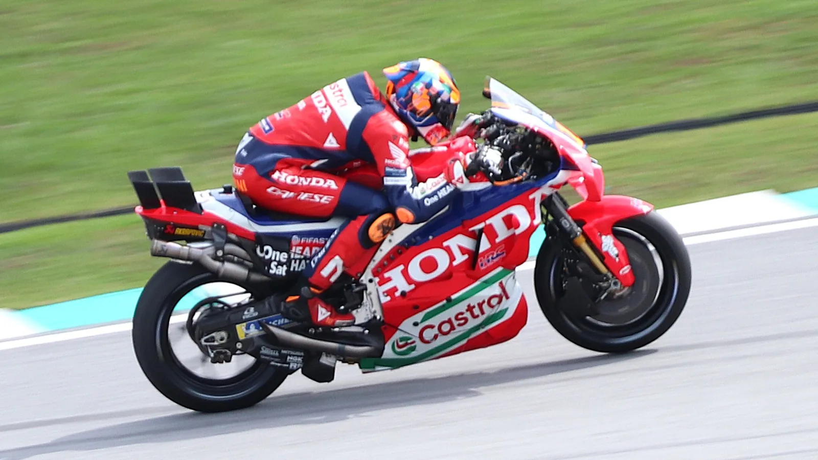 Архив: Лука Марини с Honda HRC Castrol на Гран при на Малайзия, 24 октомври 2025 г.; не е кадър от Австралия 2026. Liauzh / Wikimedia Commons, CC BY-SA 4.0; изрязано и оразмерено до 16:9 без AI редакция; производното остава под CC BY-SA 4.0. Оригинал: https://commons.wikimedia.org/wiki/File:MotoGP_2025_Malaysian_Grand_Prix_-_Honda_HRC_Castrol_-_Luca_Marini_2.jpg ; лиценз: https://creativecommons.org/licenses/by-sa/4.0/