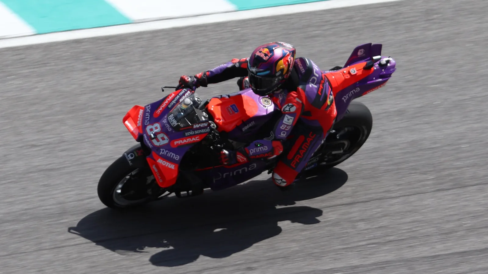 Архив: Хорхе Мартин с Prima Pramac Ducati №89 на Сепанг, 1 ноември 2024 г.; не е кадър от контузията или Aprilia през 2026 г. Liauzh / Wikimedia Commons, CC BY-SA 4.0; изрязано и оразмерено до 16:9 без AI редакция, адаптация под същия лиценз. Оригинал: https://commons.wikimedia.org/wiki/File:MotoGP_2024_Malaysian_Grand_Prix_-_Prima_Pramac_-_Jorge_Mart%C3%ADn.jpg ; лиценз: https://creativecommons.org/licenses/by-sa/4.0/