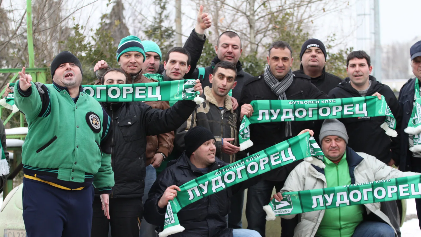Архивна снимка: Ивайло Петев с привърженици на Лудогорец през януари 2011 г.; не е кадър от посрещането в Мардин през октомври 2026 г. Здравко Димитров не е показан. Biser Todorov / Wikimedia Commons, CC BY-SA 4.0. Изрязано до 16:9; производното изображение е под същия лиценз. Оригинал: https://commons.wikimedia.org/wiki/File:Ivaylo_petev_with_ludogorets_fans_2011.jpg ; лиценз: https://creativecommons.org/licenses/by-sa/4.0/